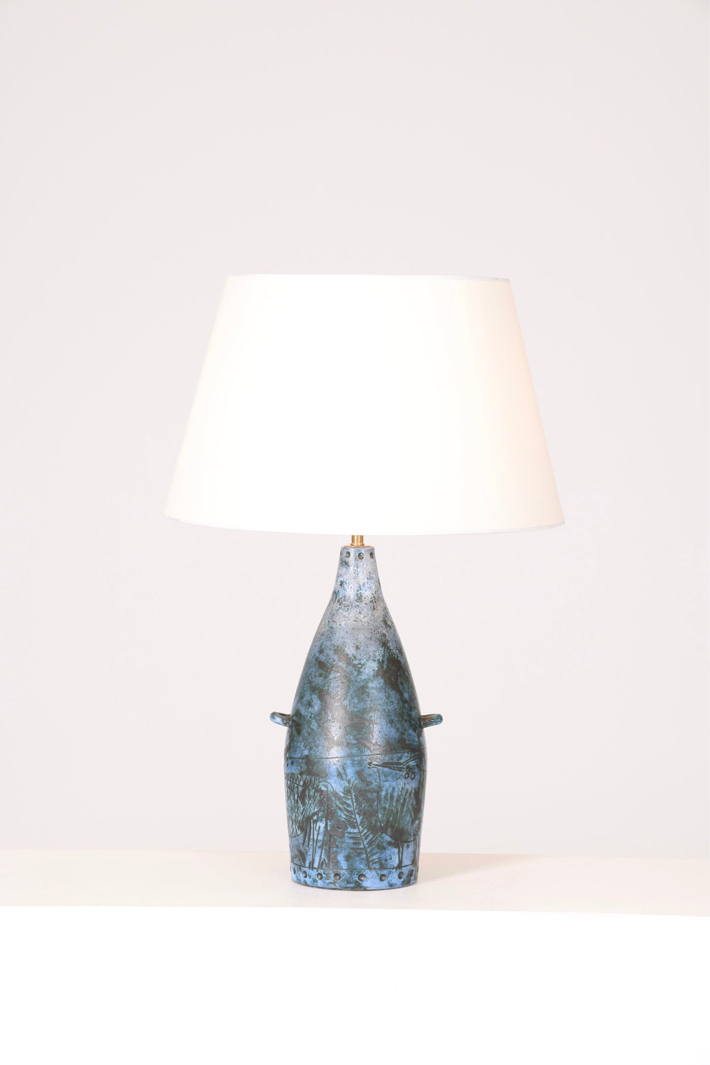 Lampe conçue par le céramiste français Jacques Blin bleue signée sur l'envers, années 1950. Vendue sans abat-jour. En parfait état.