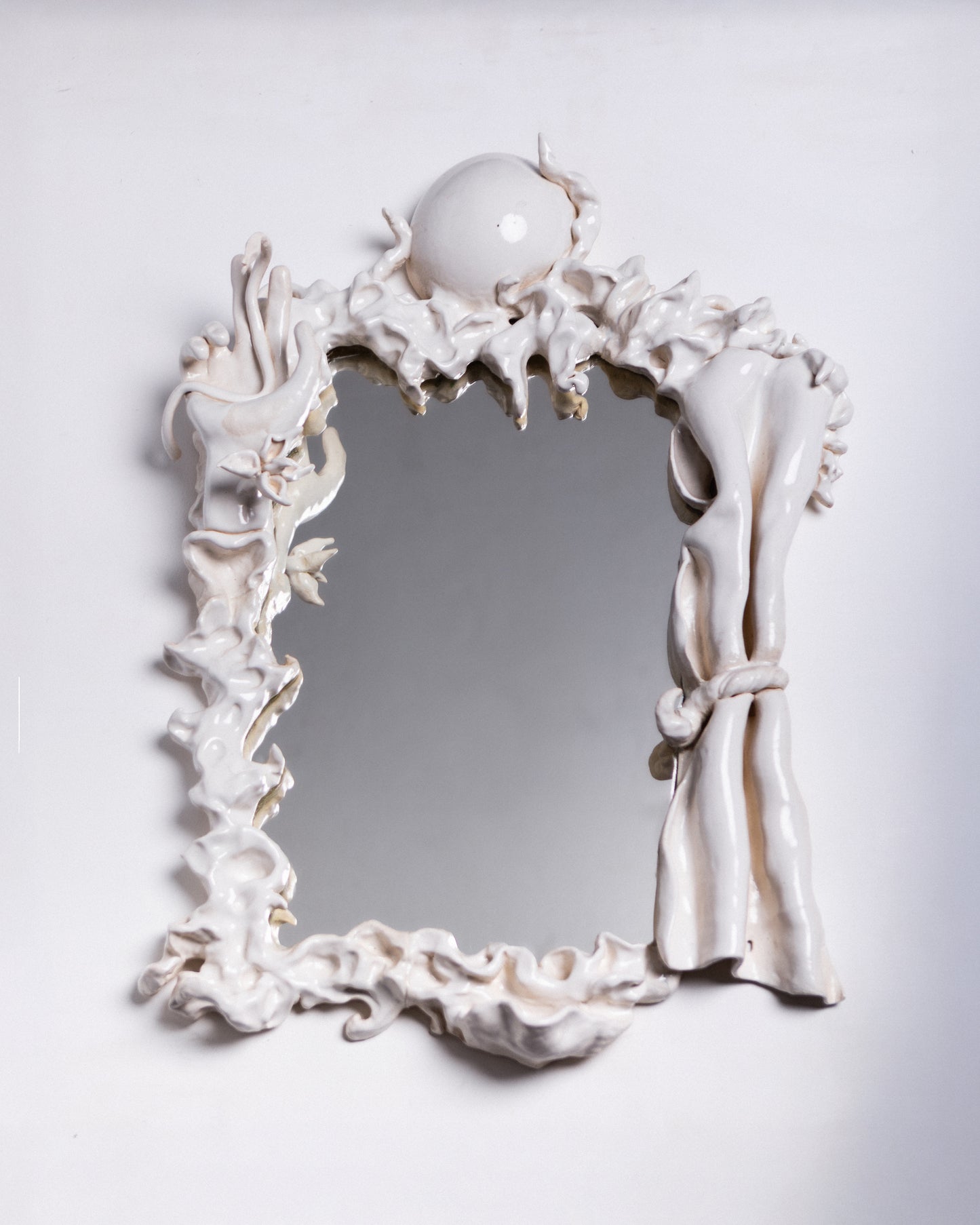 MIRROR “SELF SUFFICENCY, PORTRAIT OF A SELF-HEALING”