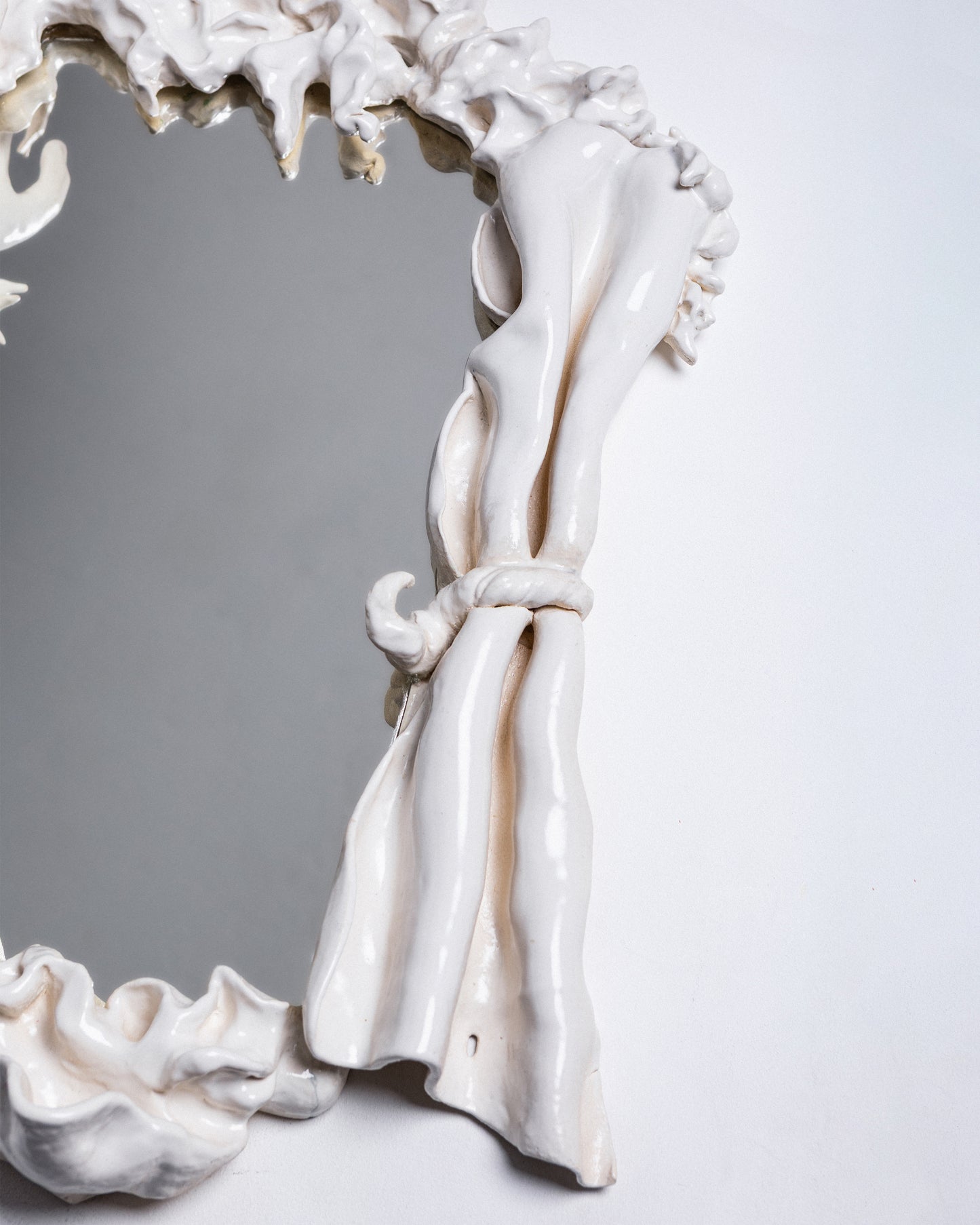 MIRROR “SELF SUFFICENCY, PORTRAIT OF A SELF-HEALING”