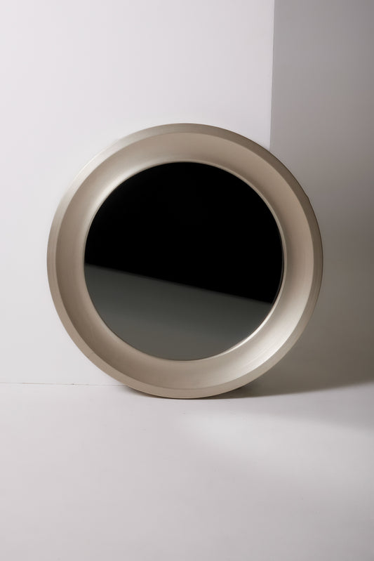 MIROIR EN ALUMINIUM ANODISÉ ATTRIBUÉ AU DESIGNER SERGIO MAZZA ET CONÇU POUR ARTEMIDE DURANT LES ANNÉES 1960. DE LÉGÈRES MARQUES DU TEMPS À SIGNALER.