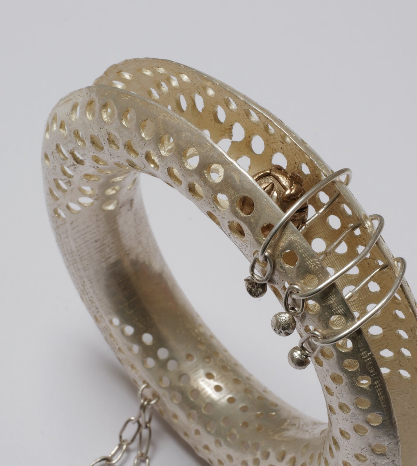 LARGE HOLE BRACELET IN SILVER-PLATED BRASS