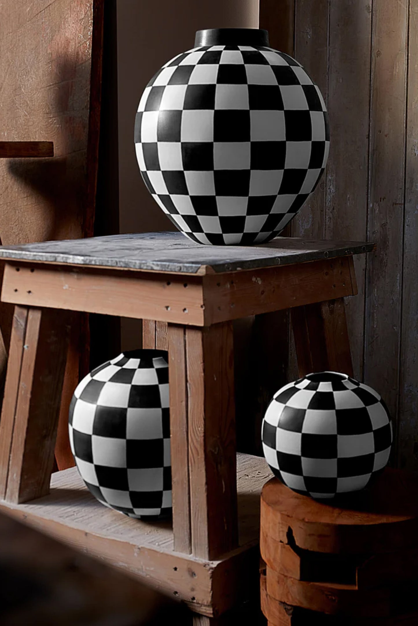 LARGE CHECKER VASE