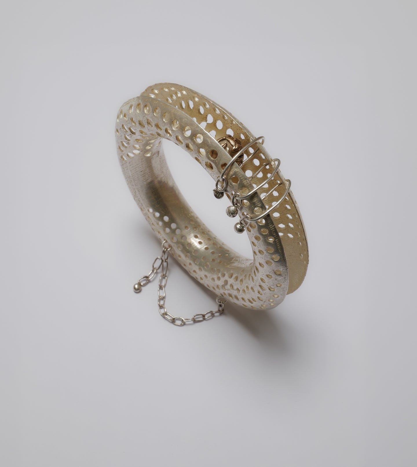 LARGE HOLE BRACELET IN SILVER-PLATED BRASS