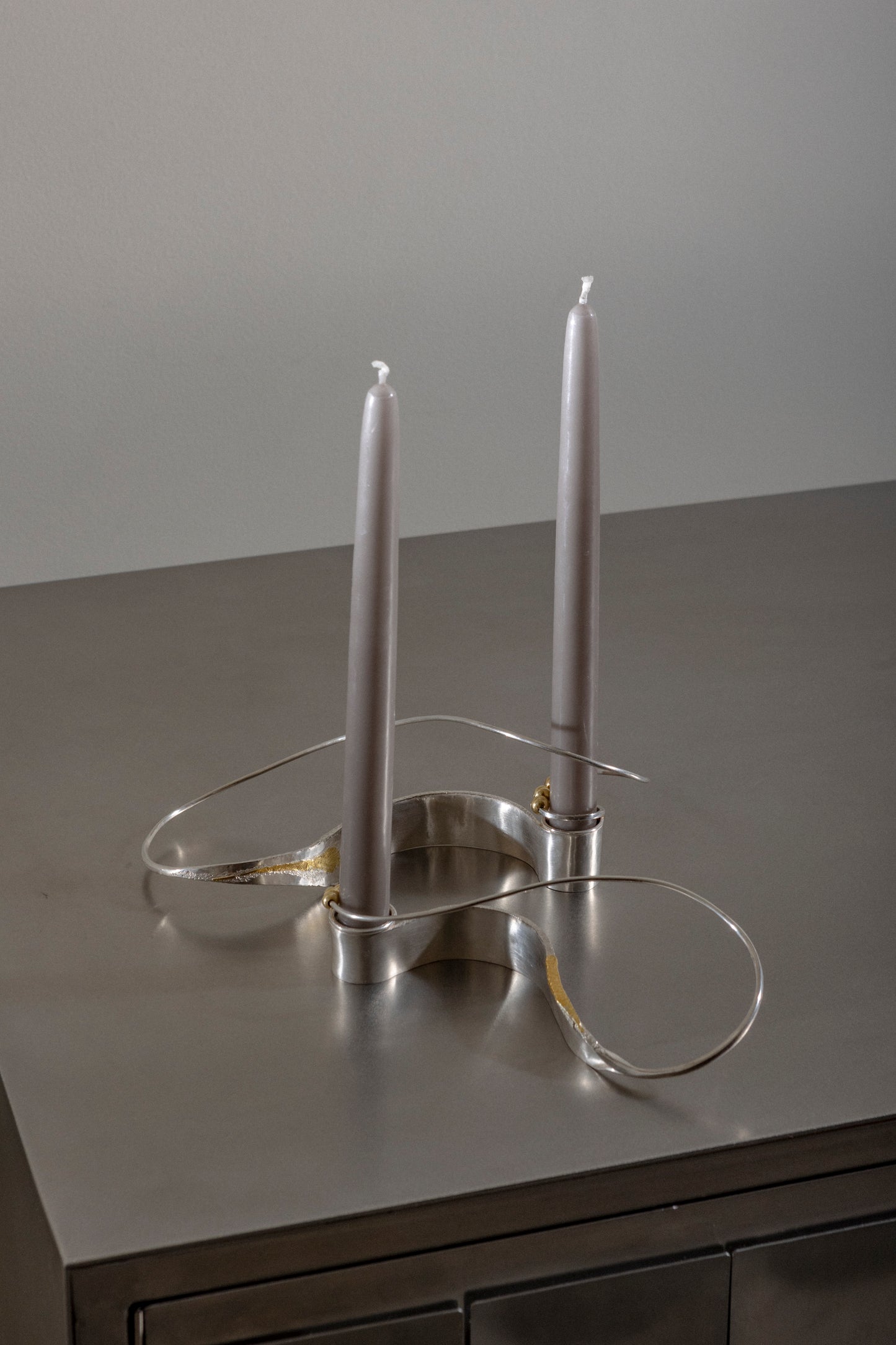 Paire de Bougeoirs "Counting time" en argent massif 925, Argent 925°/00 et or fin 999°/00, par l'artiste Karen Gay. Pièces unique, entièrement réalisées à la main.