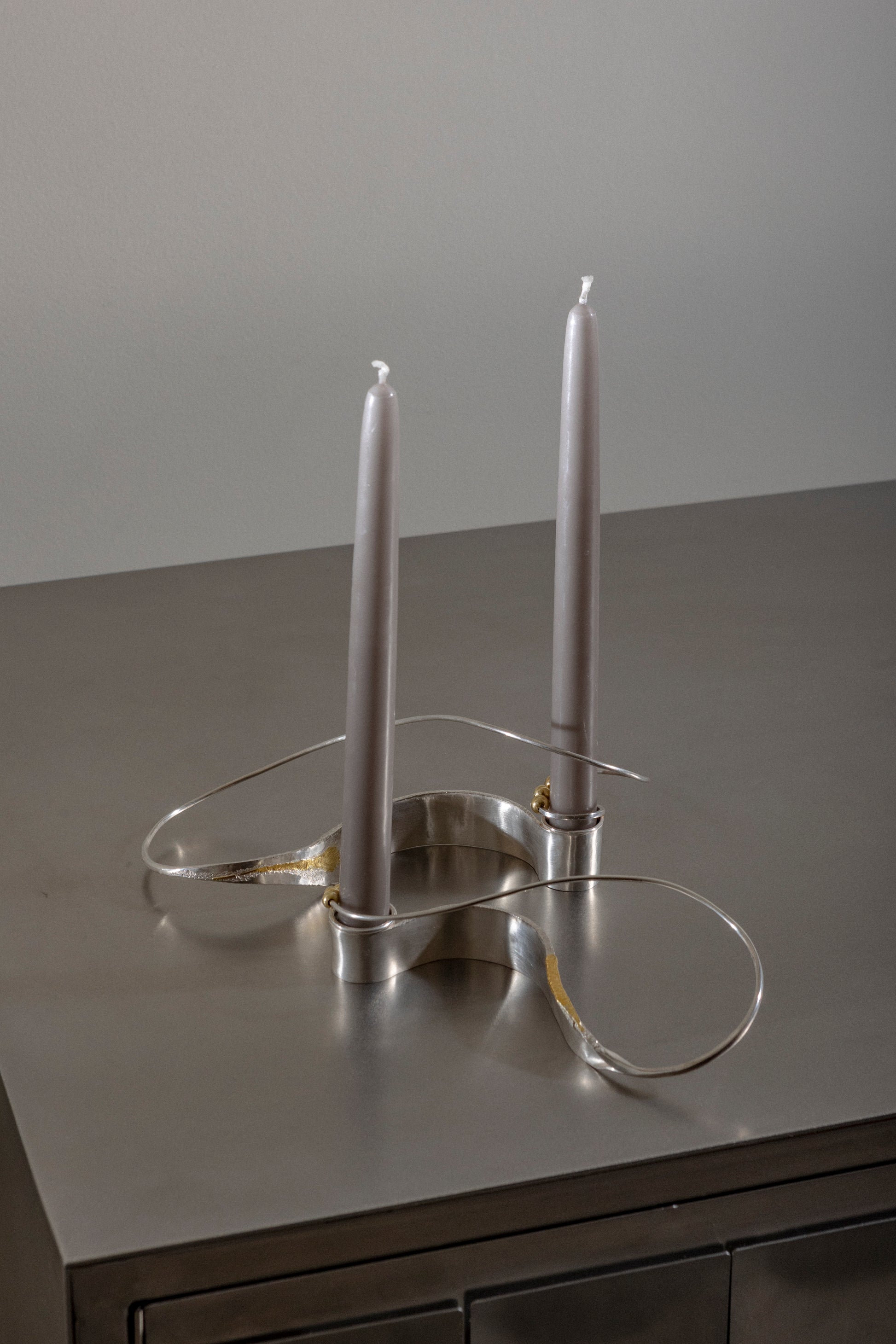 Paire de Bougeoirs "Counting time" en argent massif 925, Argent 925°/00 et or fin 999°/00, par l'artiste Karen Gay. Pièces unique, entièrement réalisées à la main.