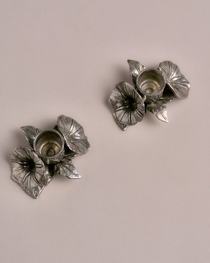 PAIRE DE BOUGEOIRS FLEURIS UN FEU EN ÉTAIN