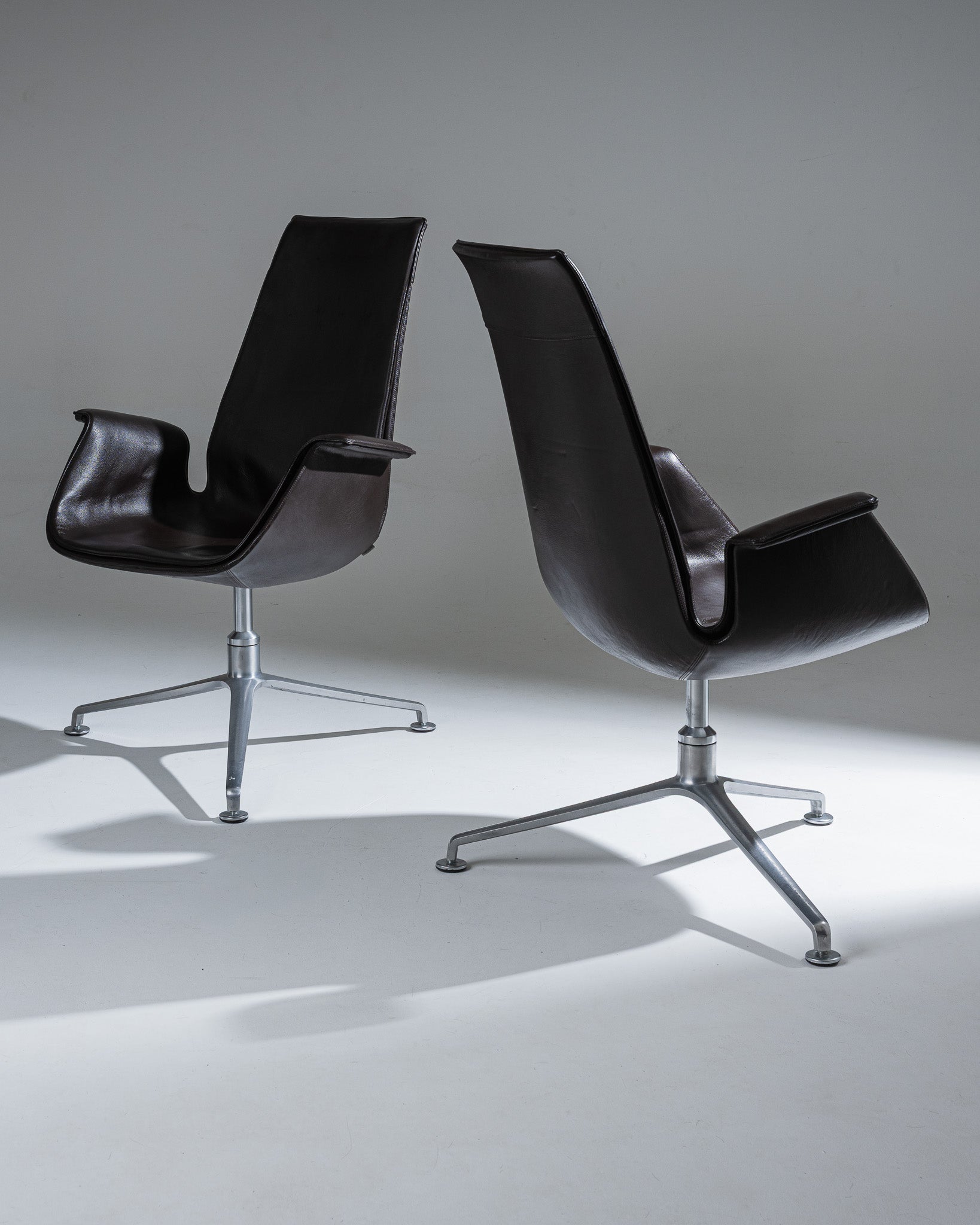 Paire de fauteuils de bureau ou de conférence à dossier haut, modèle FK 6725 dessiné par Preben Fabricius et Jørgen Kastholm, édité par Walter Knoll en 1964.
Structure pivotante sur base tripode en fonte d’aluminium, emblématique du design moderniste des années 1960.&nbsp;
Bon état général, avec étiquette du fabricant présente sous l’assise.