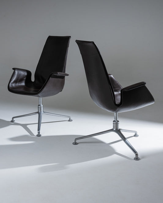 Paire de fauteuils de bureau ou de conférence à dossier haut, modèle FK 6725 dessiné par Preben Fabricius et Jørgen Kastholm, édité par Walter Knoll en 1964.
Structure pivotante sur base tripode en fonte d’aluminium, emblématique du design moderniste des années 1960.&nbsp;
Bon état général, avec étiquette du fabricant présente sous l’assise.