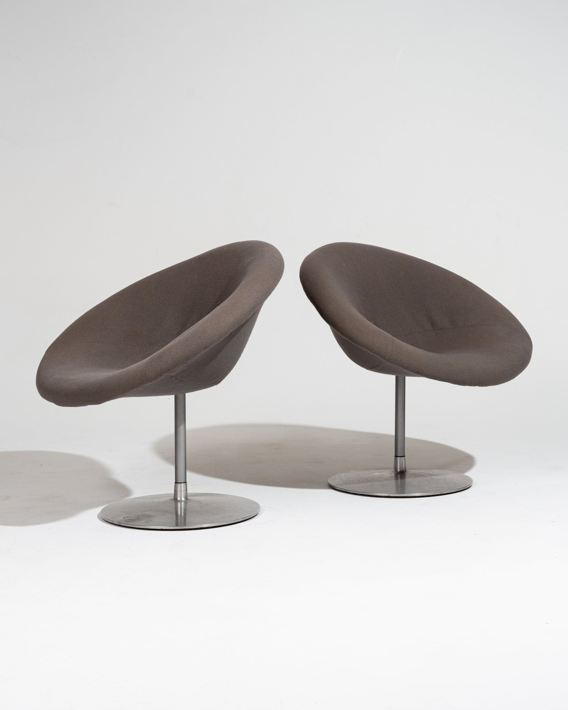 Paire de fauteuils pivotants "Little Globe" par Pierre Paulin, édités par Artifort dans les années 1980.&nbsp; Ce modèle fut dessiné par Pierre Paulin dans les années 1960 et son design est parmi les plus iconiques du designer.
Base ronde en métal, assise en forme de globe recouverte d'un tissu de couleur taupe. signature de l'éditeur sous la base.