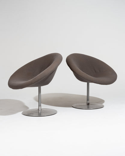 Paire de fauteuils pivotants "Little Globe" par Pierre Paulin, édités par Artifort dans les années 1980.&nbsp; Ce modèle fut dessiné par Pierre Paulin dans les années 1960 et son design est parmi les plus iconiques du designer.
Base ronde en métal, assise en forme de globe recouverte d'un tissu de couleur taupe. signature de l'éditeur sous la base.