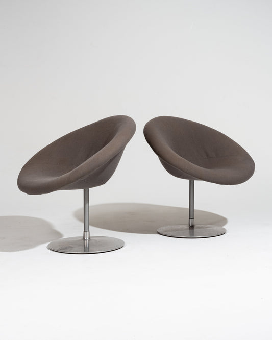 Paire de fauteuils pivotants "Little Globe" par Pierre Paulin, édités par Artifort dans les années 1980.&nbsp; Ce modèle fut dessiné par Pierre Paulin dans les années 1960 et son design est parmi les plus iconiques du designer.
Base ronde en métal, assise en forme de globe recouverte d'un tissu de couleur taupe. signature de l'éditeur sous la base.