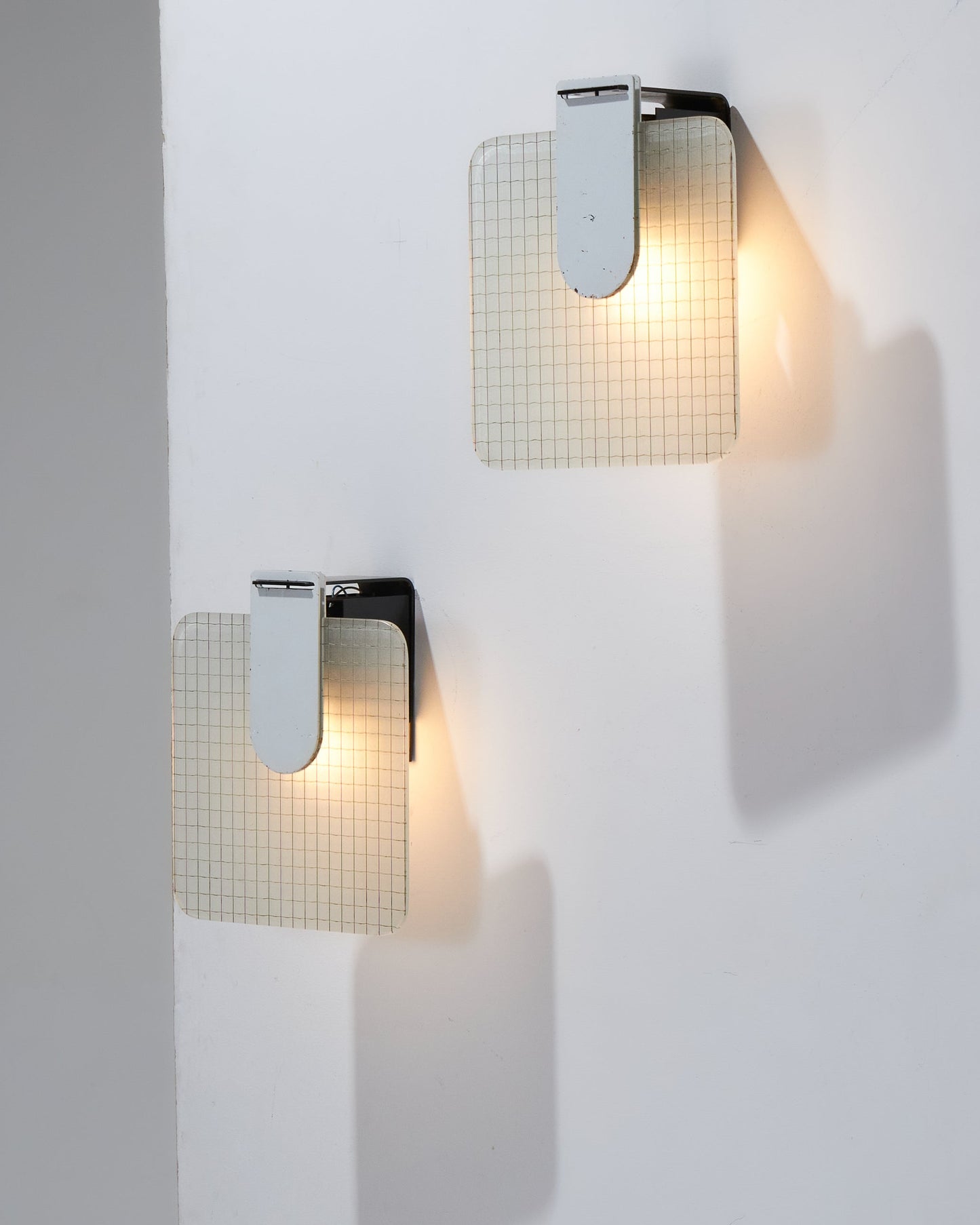 Paire d’appliques, design Jean-Pierre Vitrac pour Verre Lumière, modèle 20572Y.
Structure en métal laqué et diffuseur en verre. Édition Verre Lumière, France, vers 1980. Électrification fonctionnelle, vendue sans ampoules. Des manquements sont à noter sur la laque.