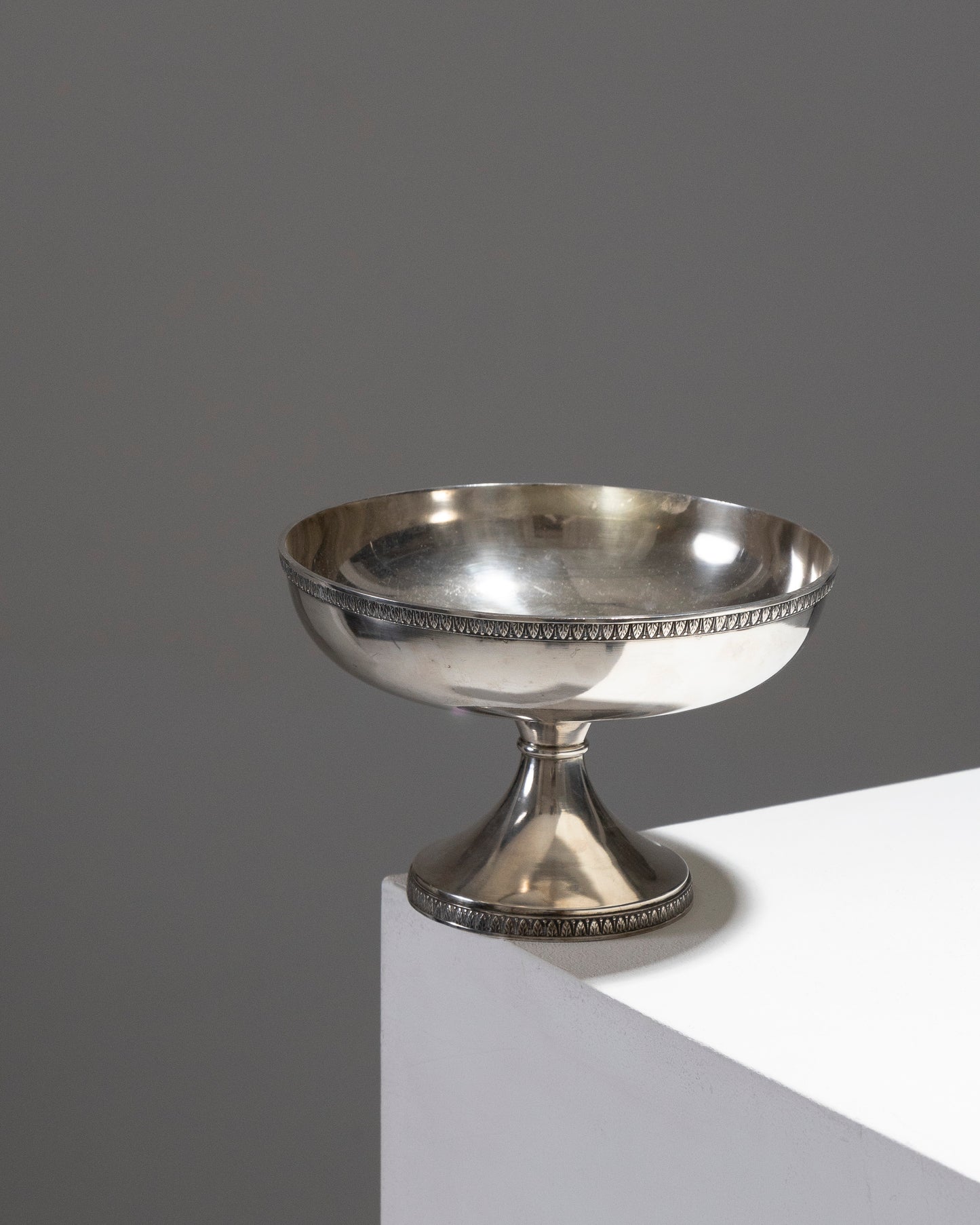 Silver metal foot cut decorated with two palmette friezes