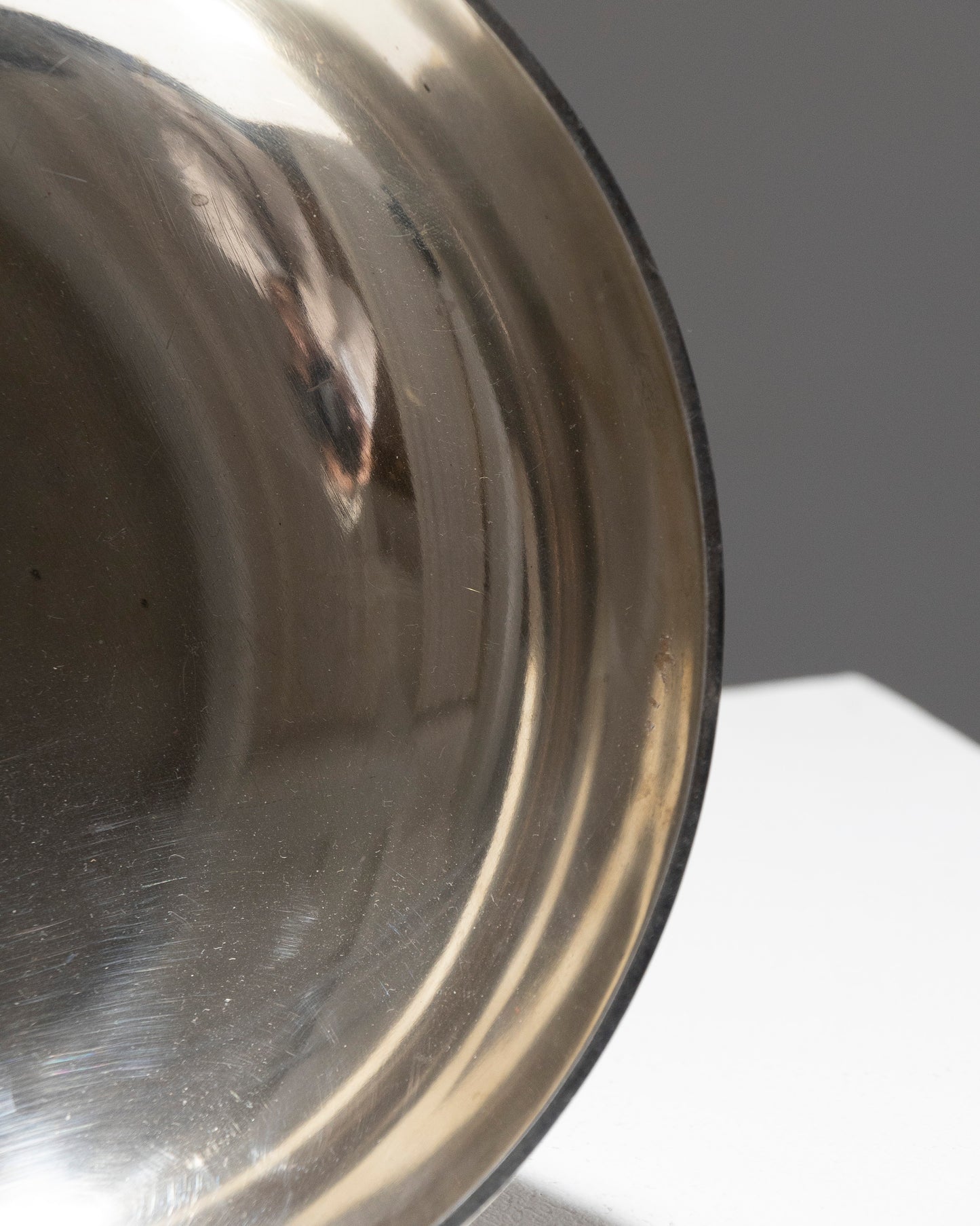 Silver metal foot cut decorated with two palmette friezes