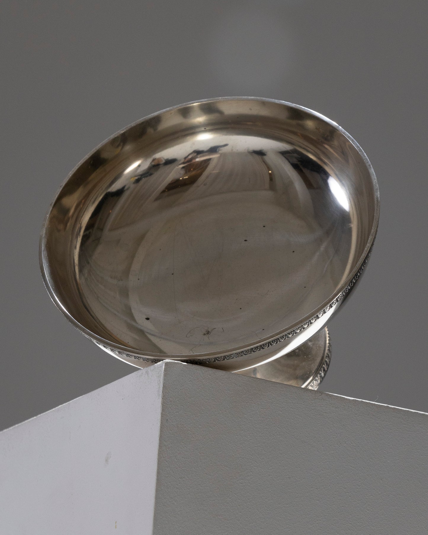 Silver metal foot cut decorated with two palmette friezes