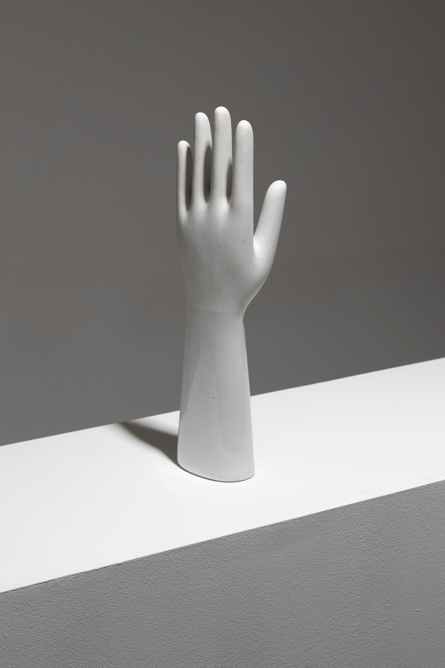 SCULPTURE DE MAIN EN PORCELAINE BLANCHE, 1950s