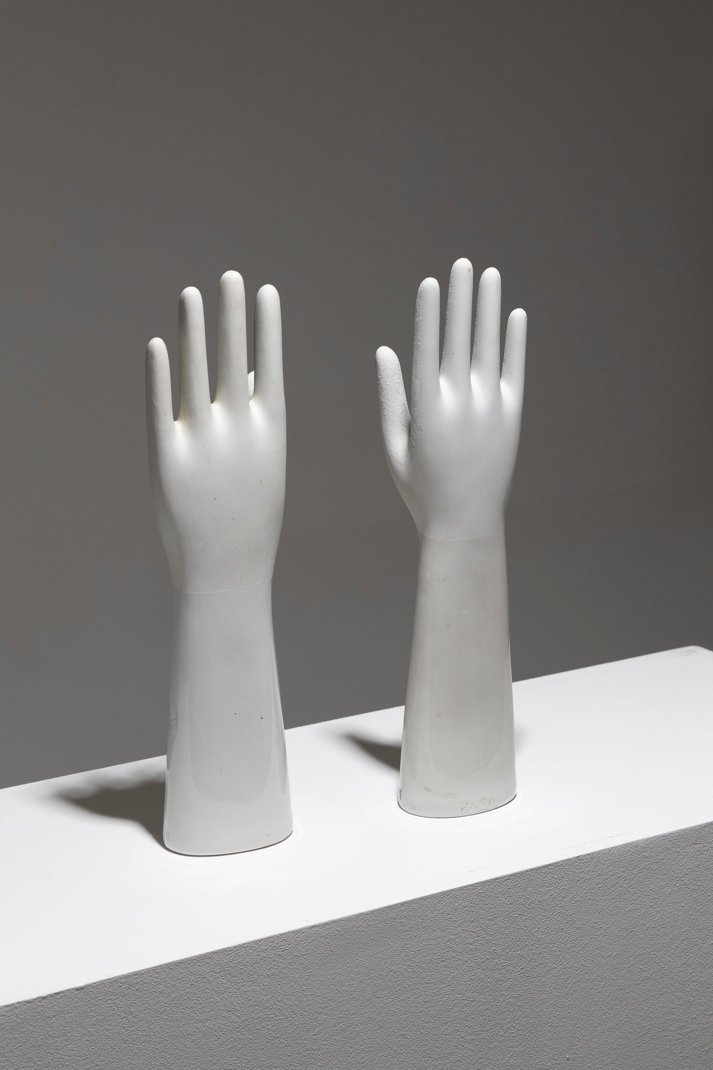 SCULPTURE DE MAIN EN PORCELAINE BLANCHE, 1950s