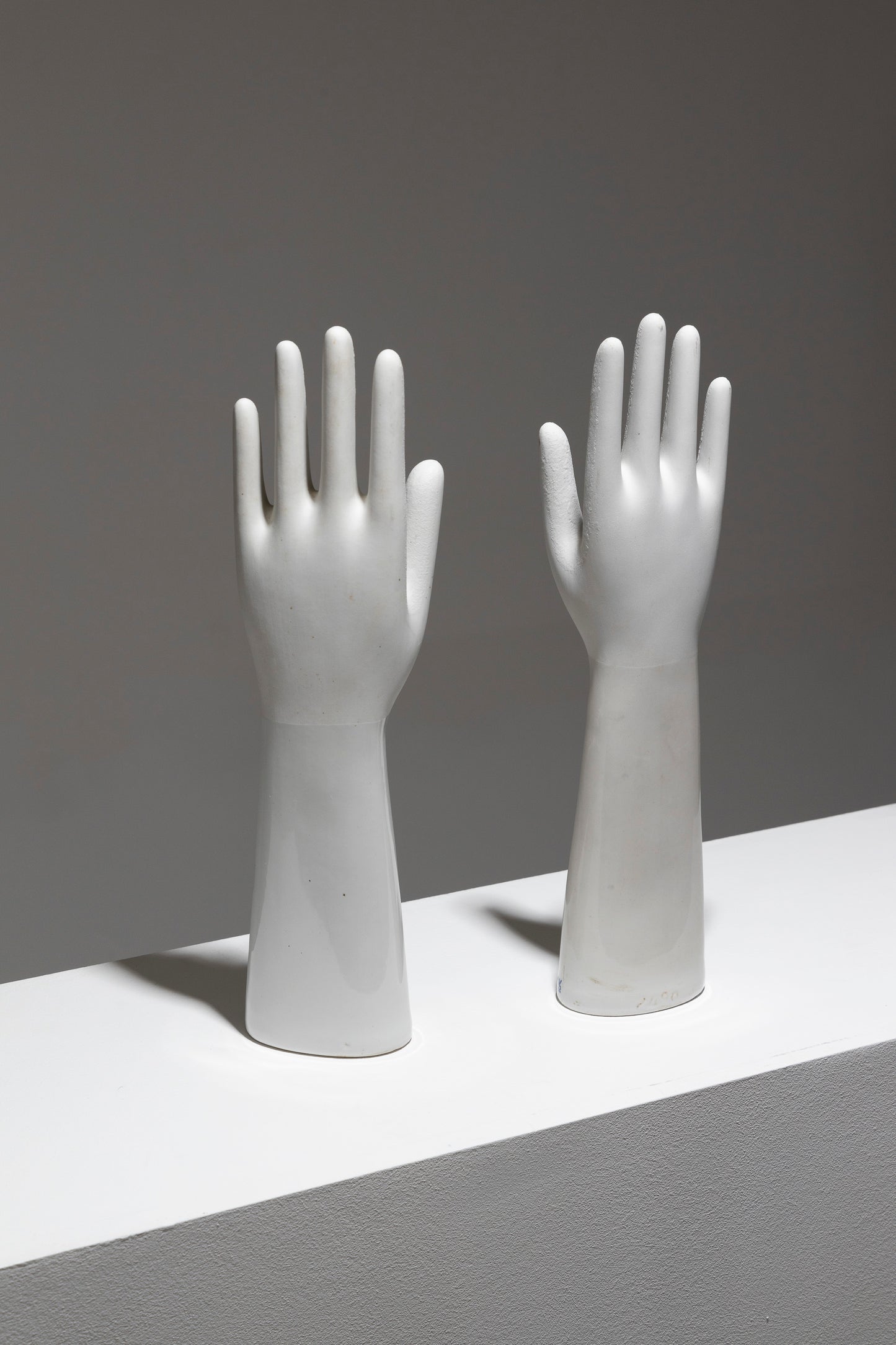 SCULPTURE DE MAIN EN PORCELAINE BLANCHE, 1950s