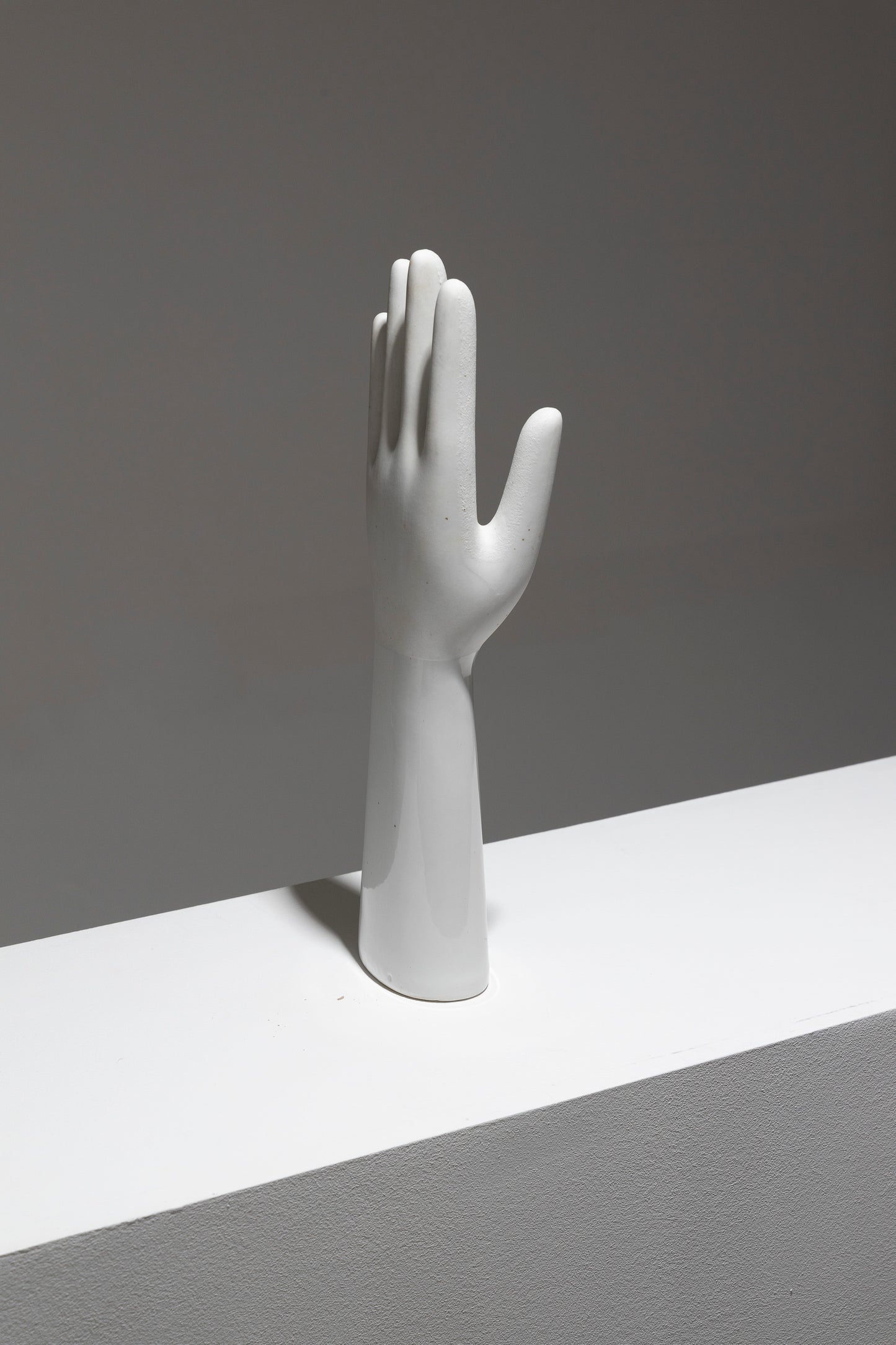 SCULPTURE DE MAIN EN PORCELAINE BLANCHE, 1950s