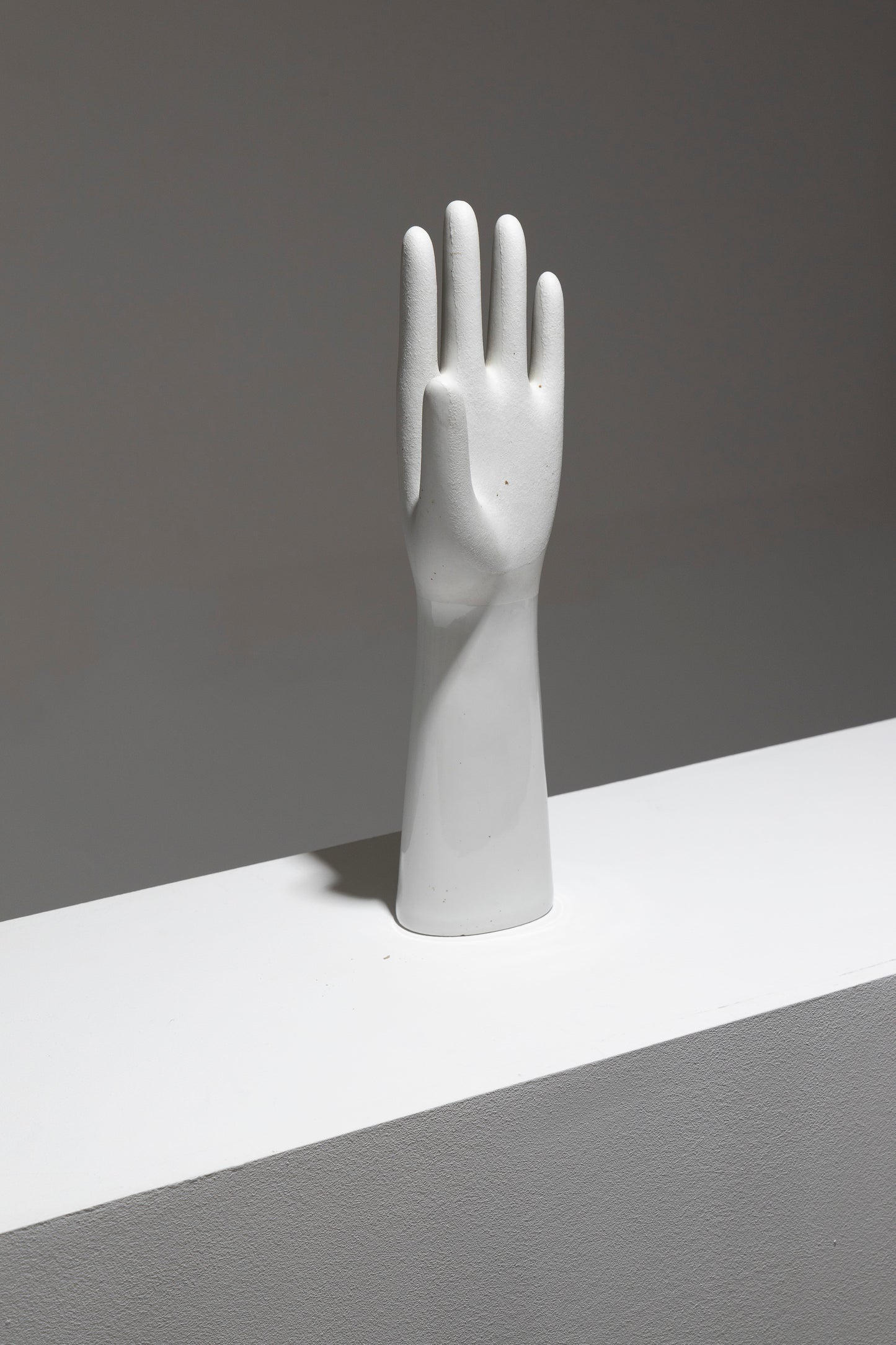 SCULPTURE DE MAIN EN PORCELAINE BLANCHE, 1950s