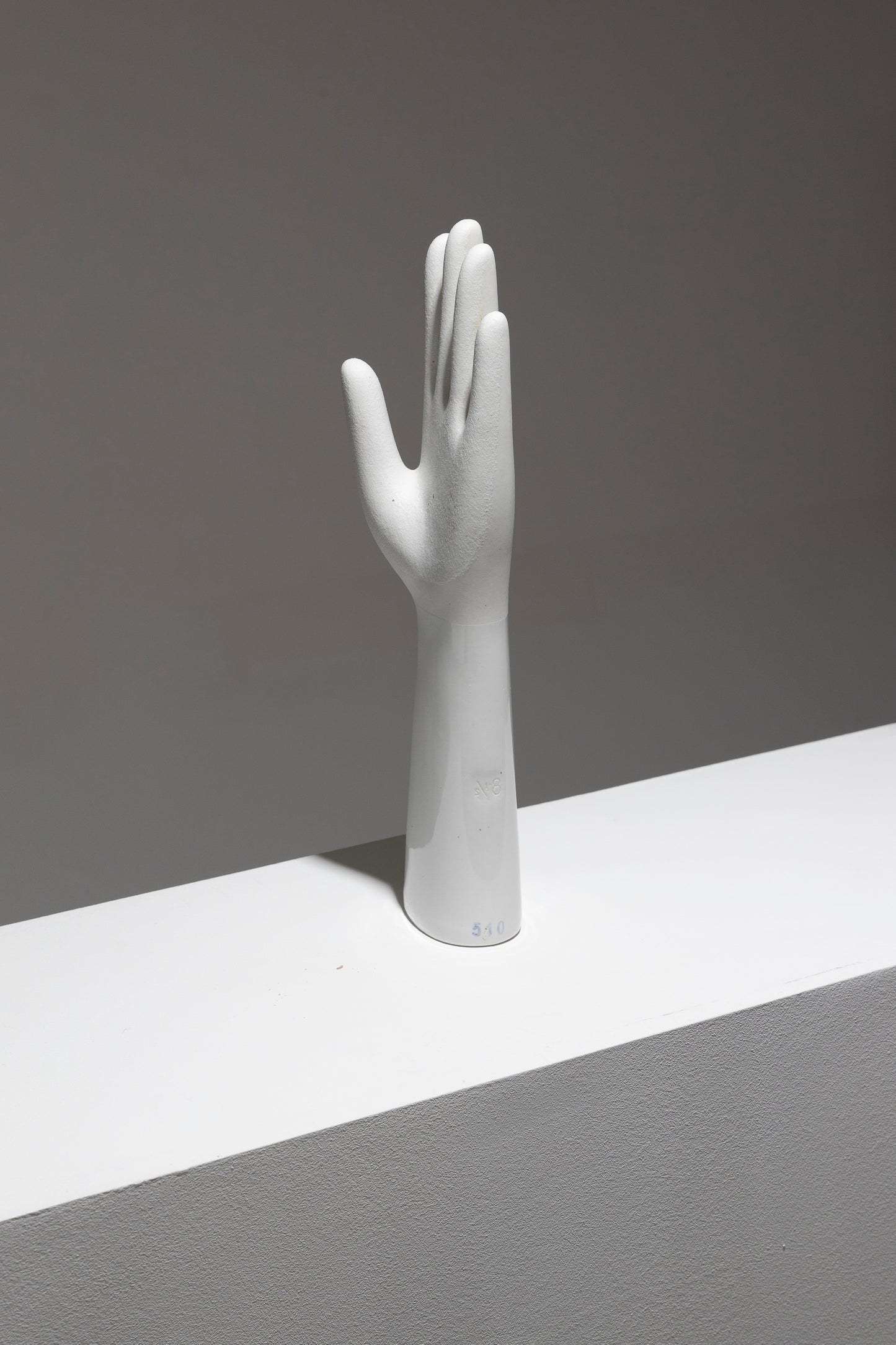 SCULPTURE DE MAIN EN PORCELAINE BLANCHE, 1950s