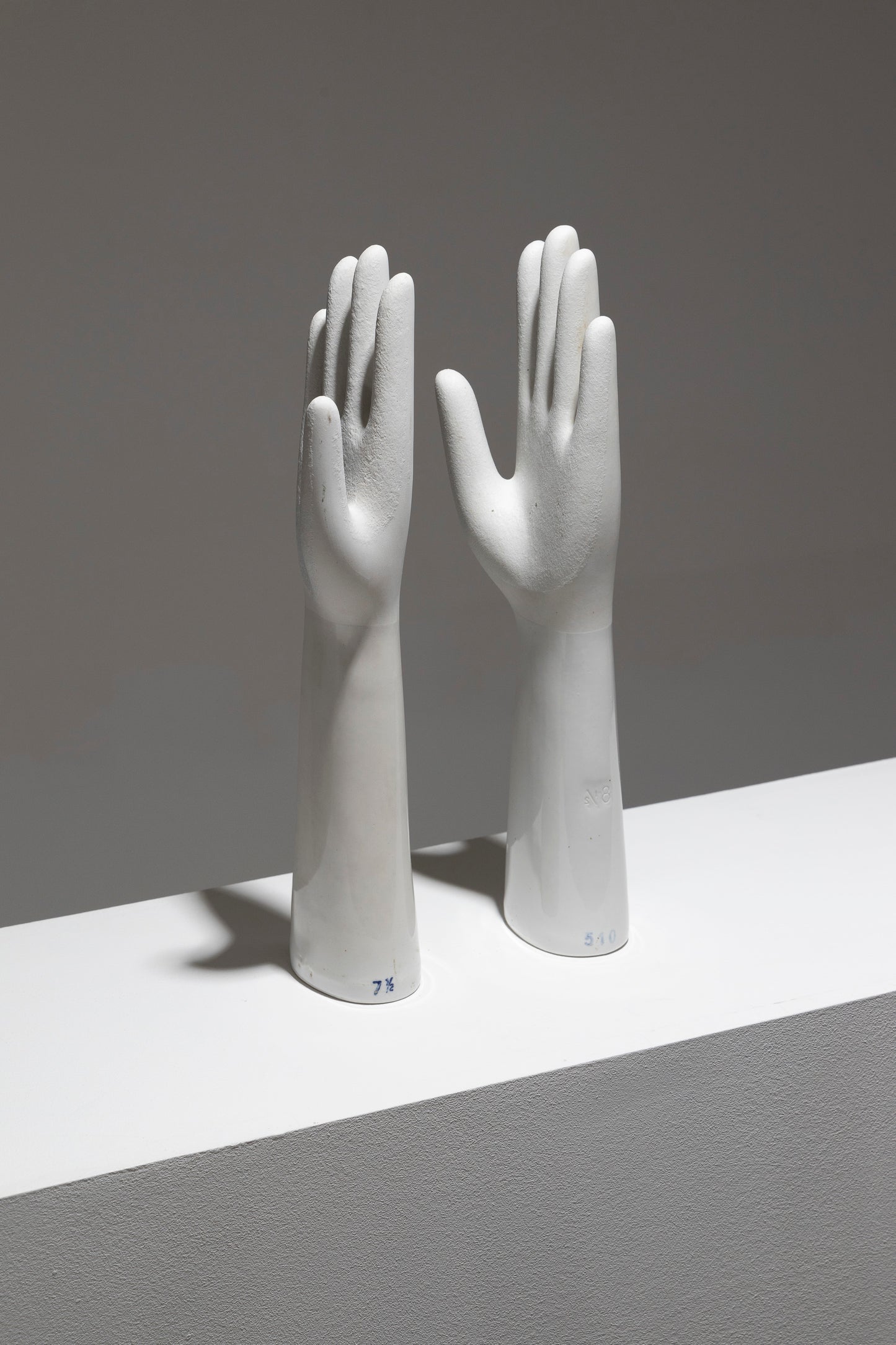 SCULPTURE DE MAIN EN PORCELAINE BLANCHE, 1950s