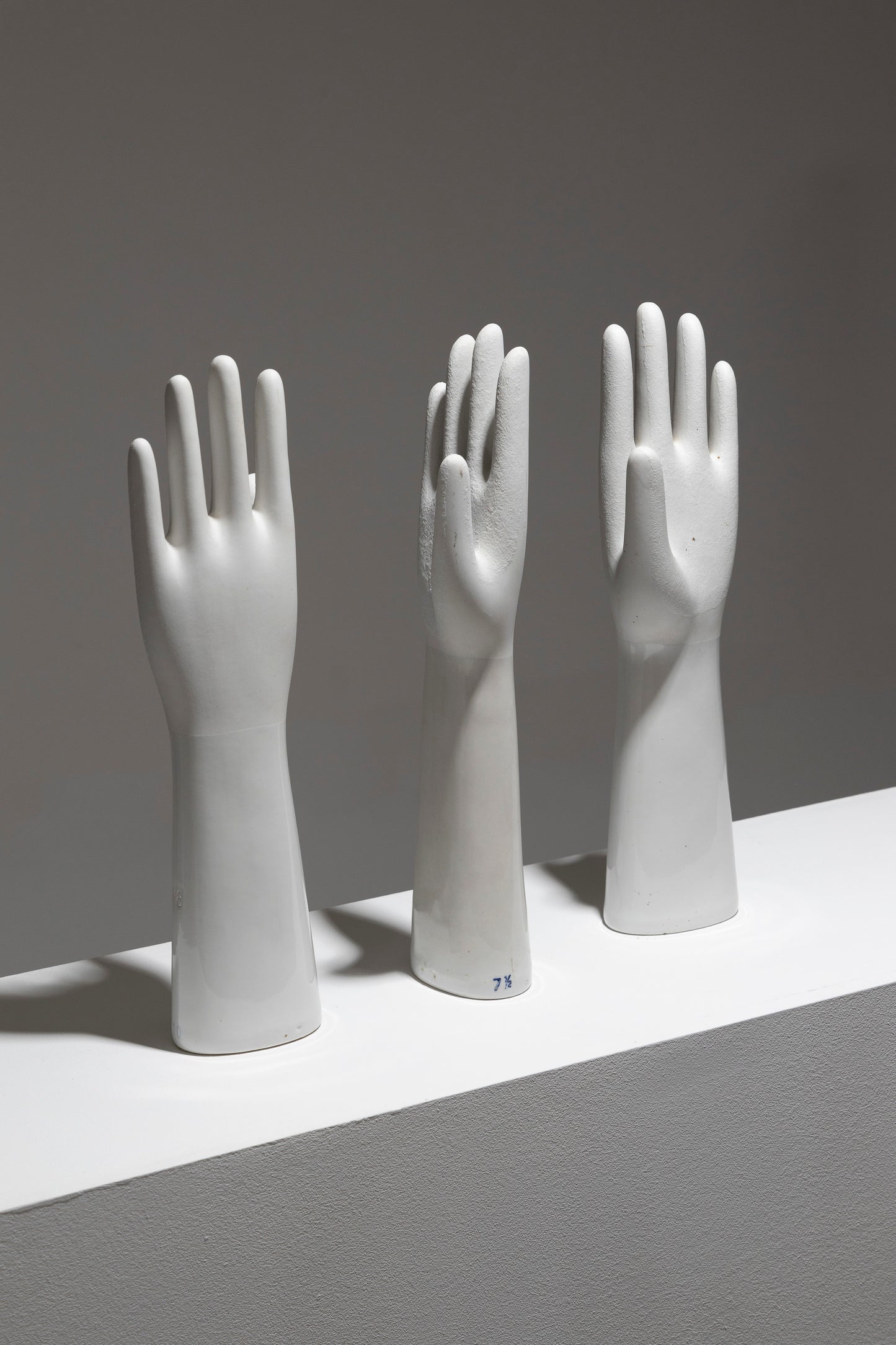 SCULPTURE DE MAIN EN PORCELAINE BLANCHE, 1950s