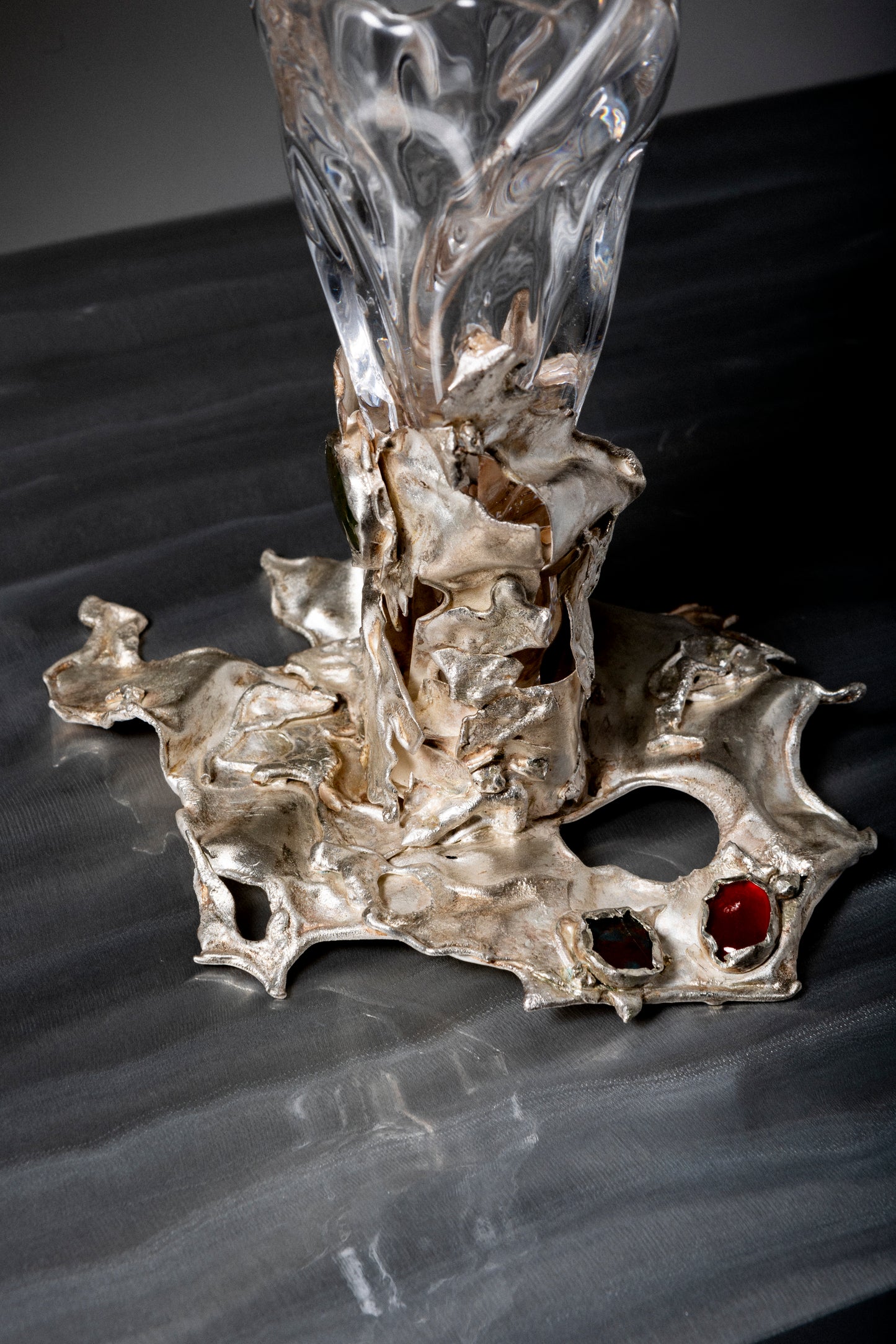 VERRE À PIED EN ARGENT ET PIERRES PRÉCIEUSES