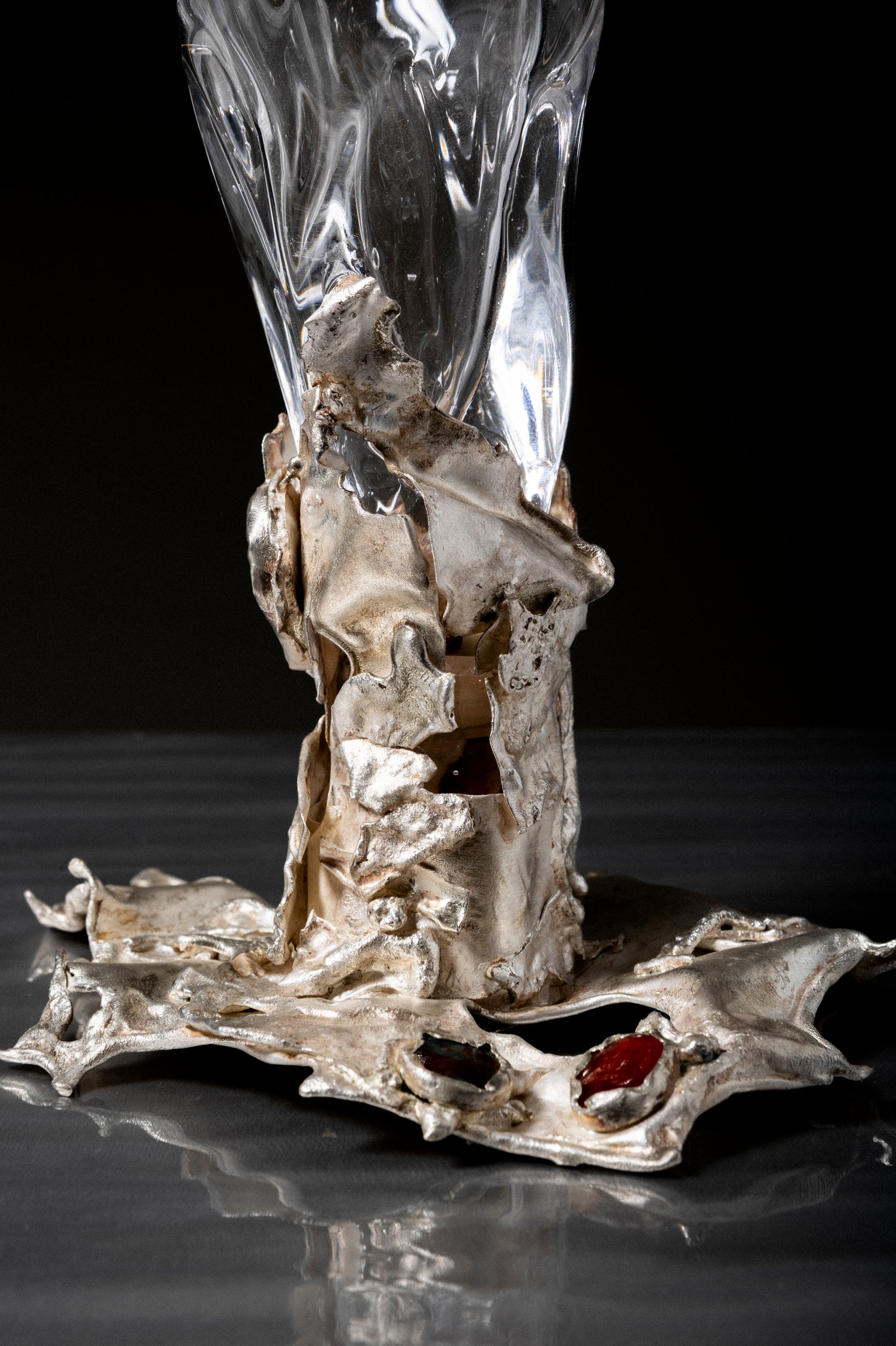 VERRE À PIED EN ARGENT ET PIERRES PRÉCIEUSES