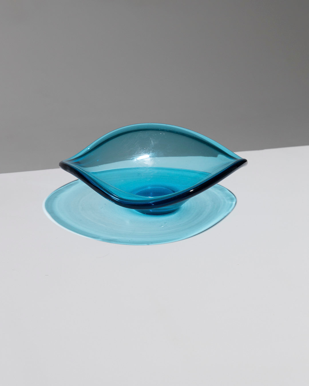 COUPE DE FORME LIBRE EN VERRE BLEU, 1950s