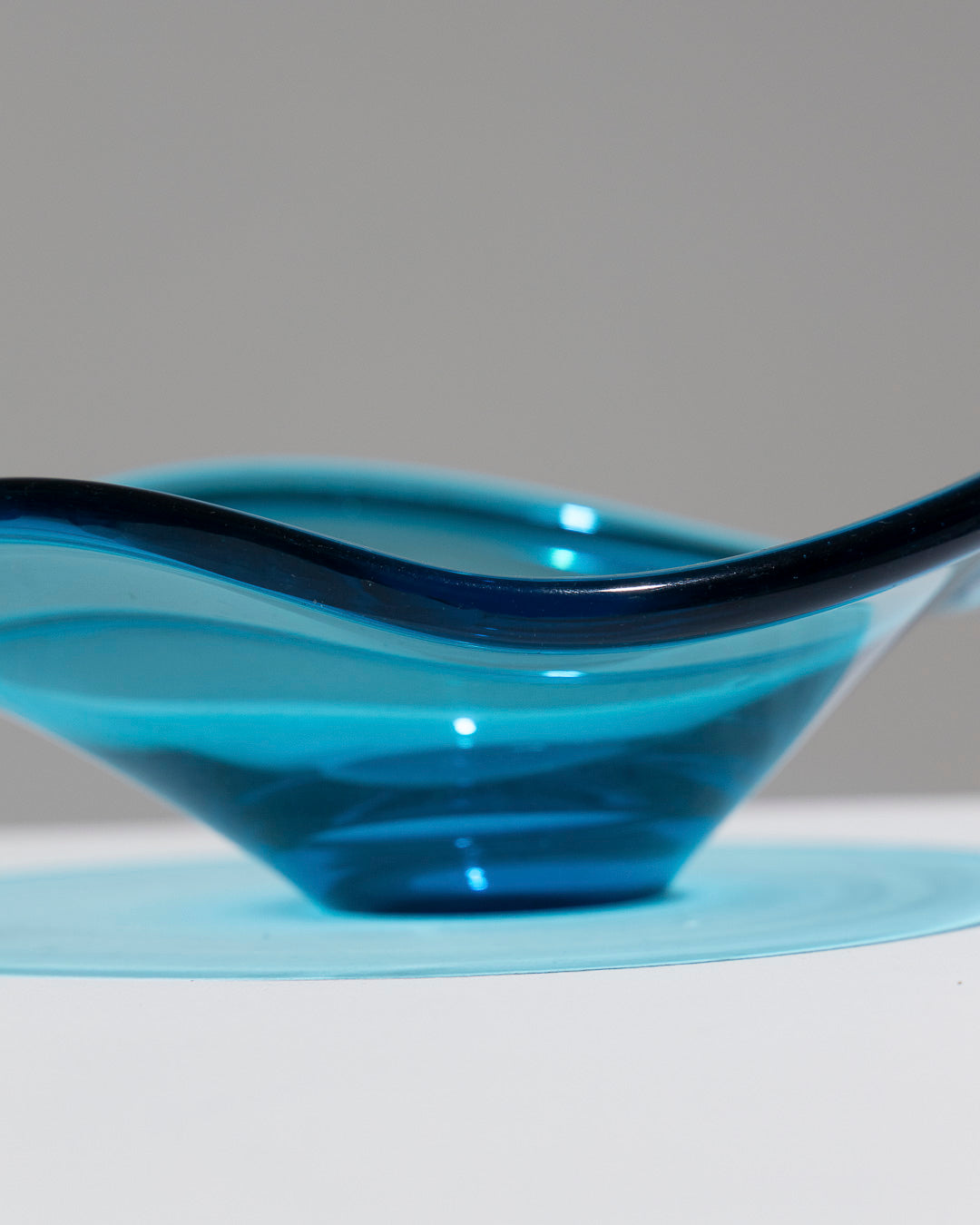 COUPE DE FORME LIBRE EN VERRE BLEU, 1950s