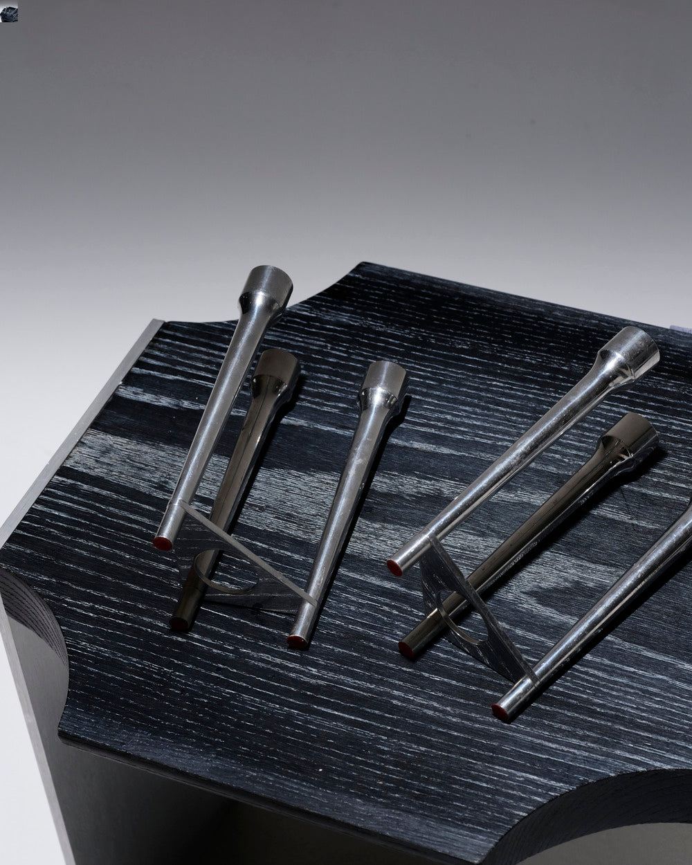 PAIRE DE BOUGEOIRS EN MÉTAL, 1970s