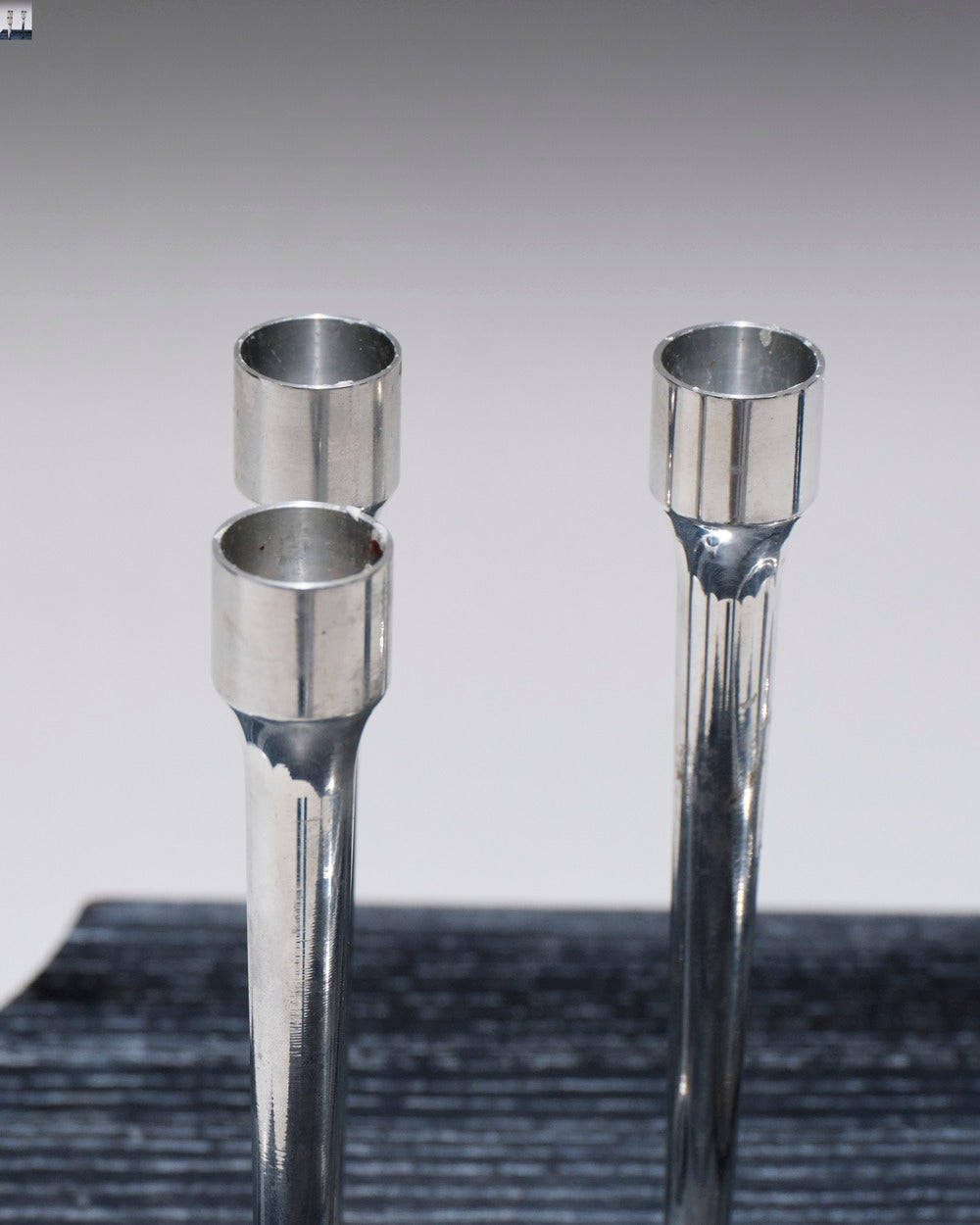 PAIRE DE BOUGEOIRS EN MÉTAL, 1970s