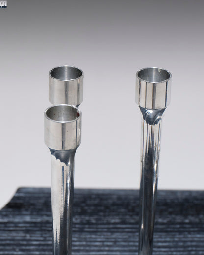 PAIRE DE BOUGEOIRS EN MÉTAL, 1970s