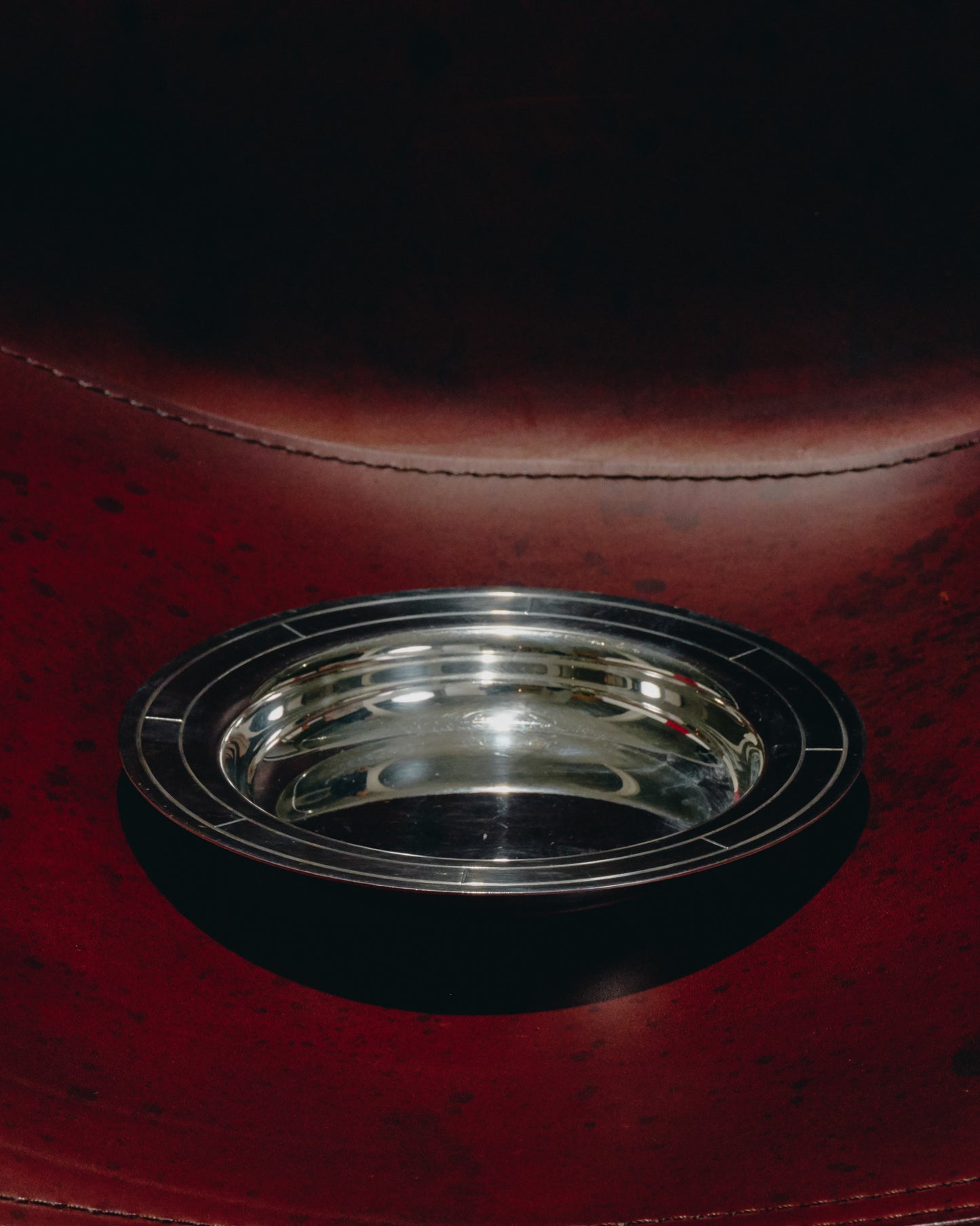 ASSIETTE À PÂTÉE EN MÉTAL ARGENTÉ PETIT CHIEN / CHAT, 1960s