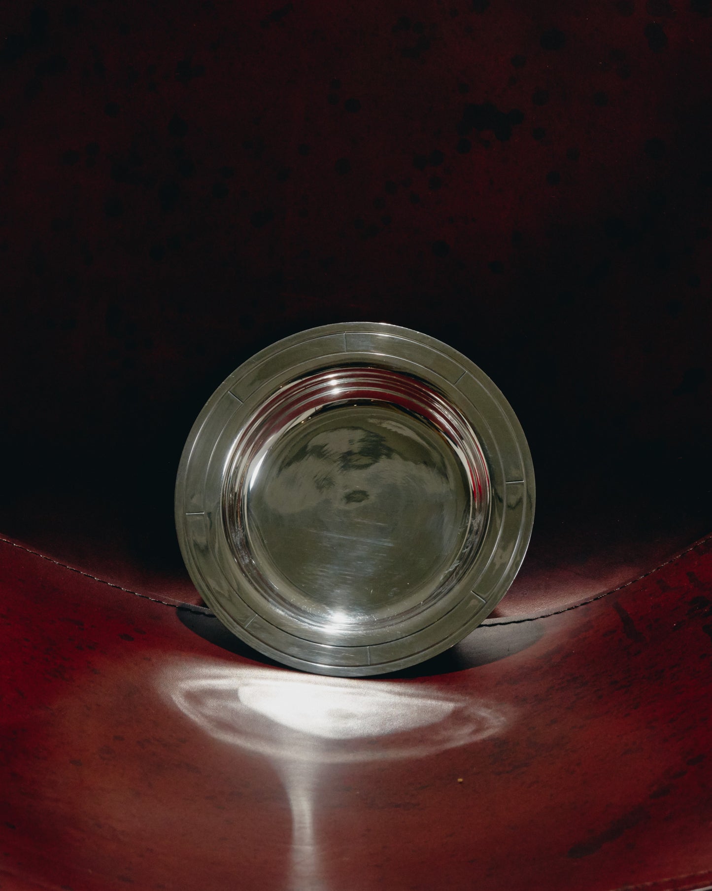 ASSIETTE À PÂTÉE EN MÉTAL ARGENTÉ PETIT CHIEN / CHAT, 1960s