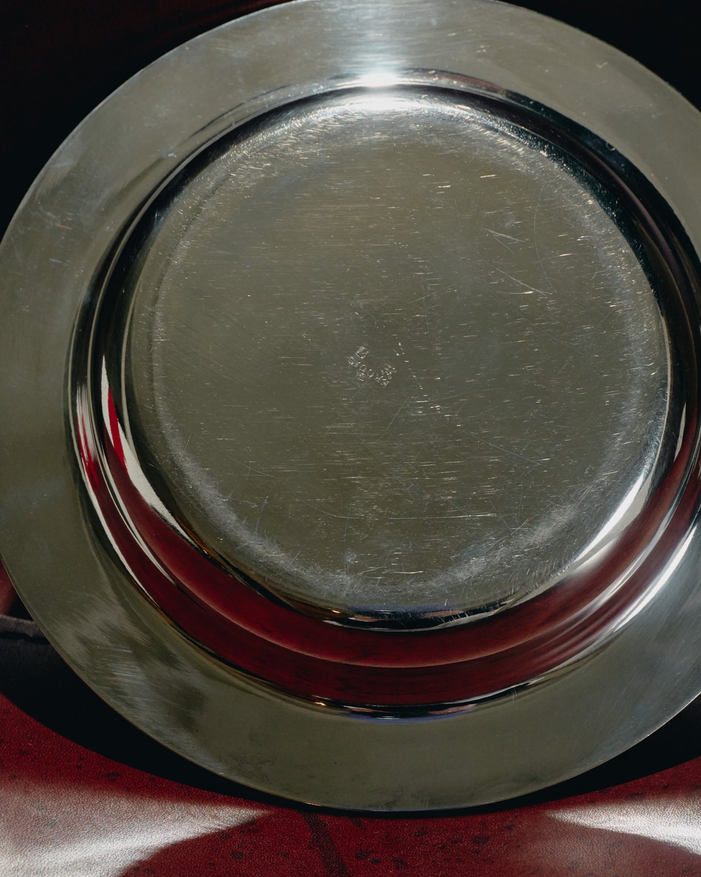 ASSIETTE À PÂTÉE EN MÉTAL ARGENTÉ PETIT CHIEN / CHAT, 1960s