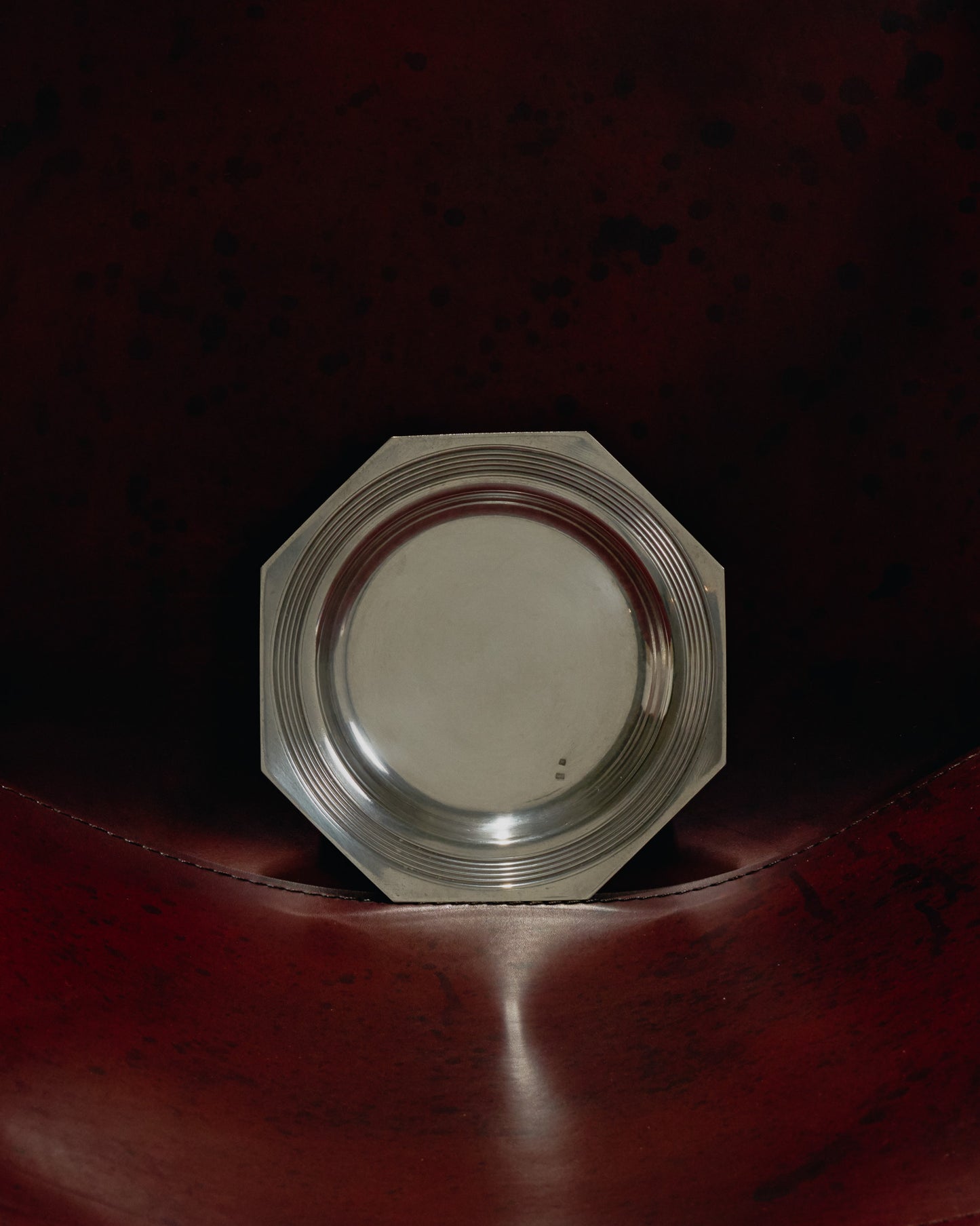 ASSIETTE À PÂTÉE EN MÉTAL ARGENTÉ PETIT CHIEN / CHAT, 1950s