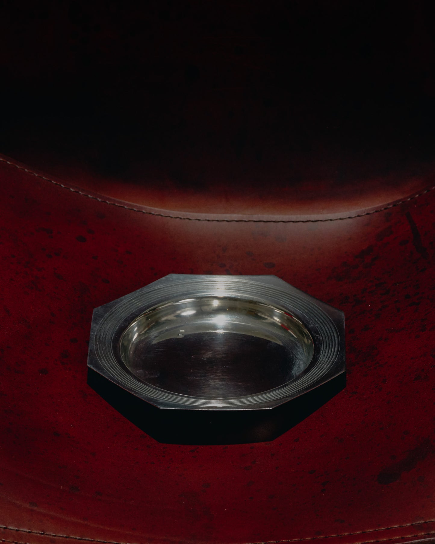 ASSIETTE À PÂTÉE EN MÉTAL ARGENTÉ PETIT CHIEN / CHAT, 1950s