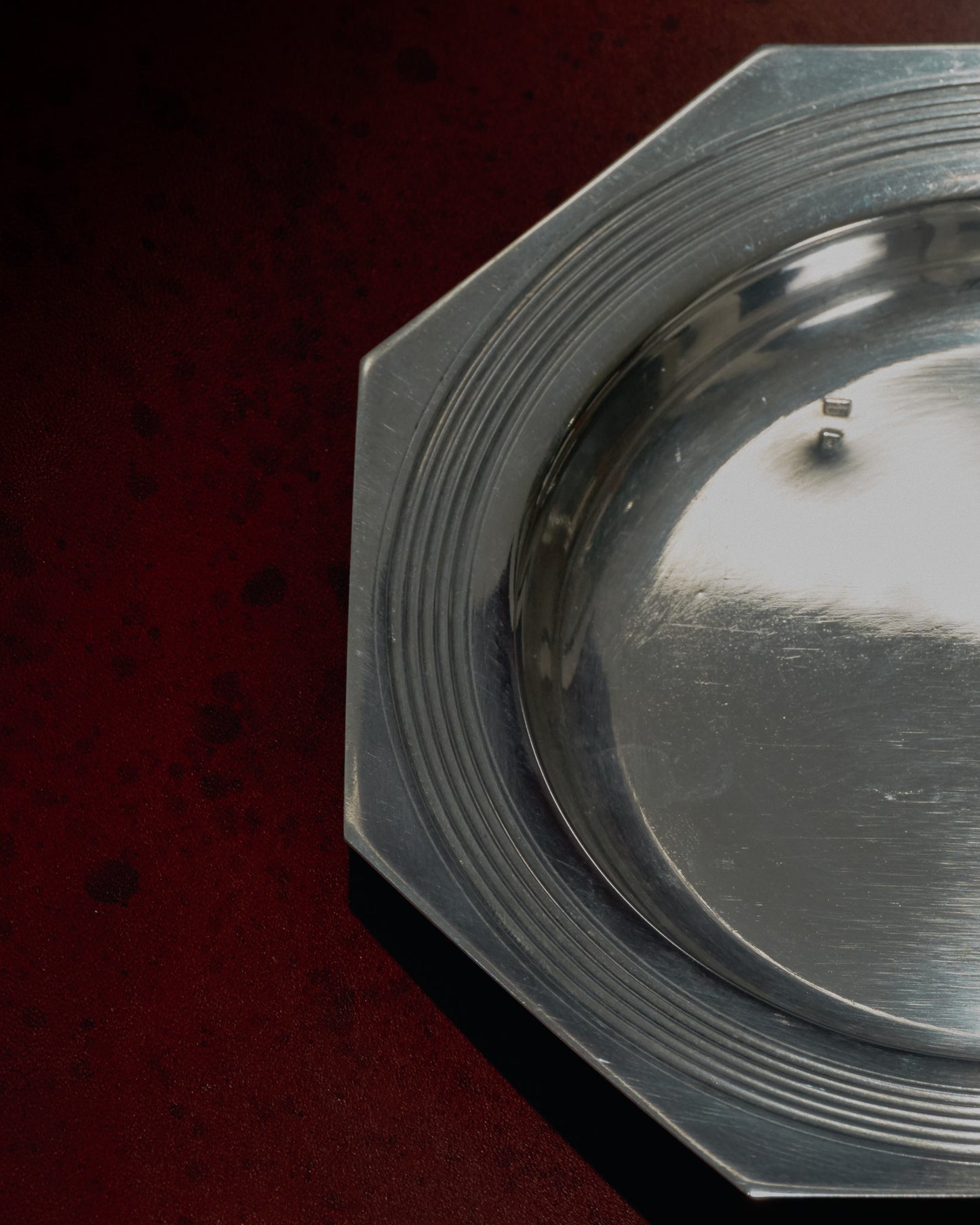 ASSIETTE À PÂTÉE EN MÉTAL ARGENTÉ PETIT CHIEN / CHAT, 1950s