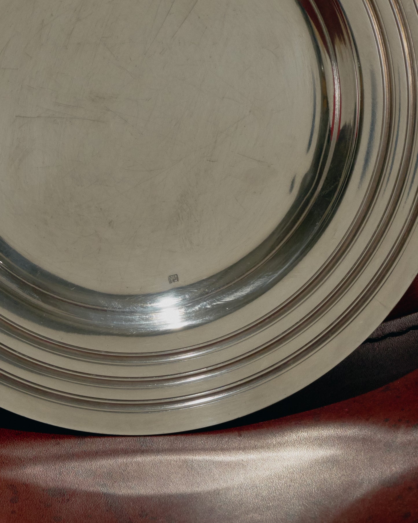 ASSIETTE À PÂTÉE EN MÉTAL ARGENTÉ PETIT CHIEN / CHAT, 1970s