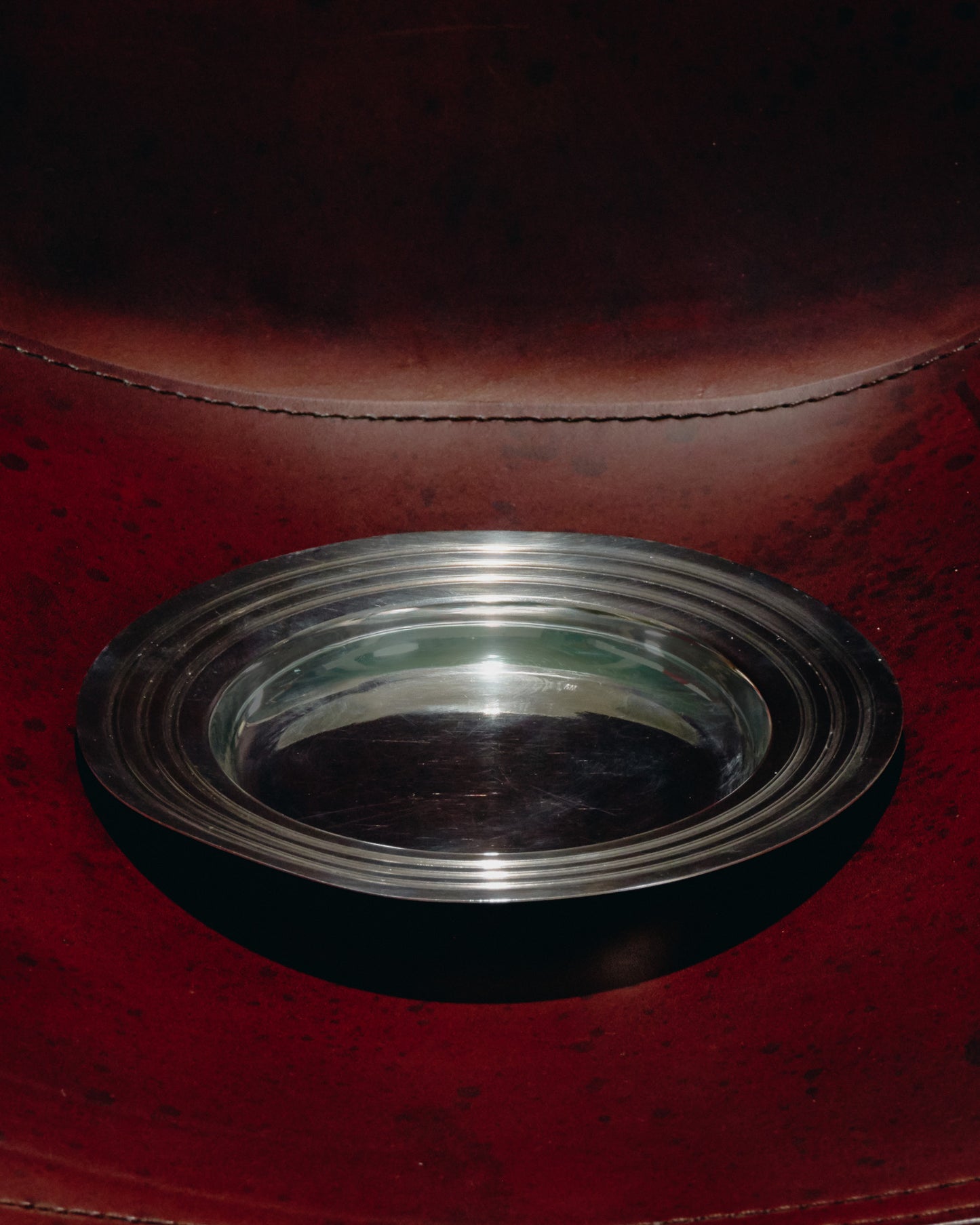 ASSIETTE À PÂTÉE EN MÉTAL ARGENTÉ PETIT CHIEN / CHAT, 1970s