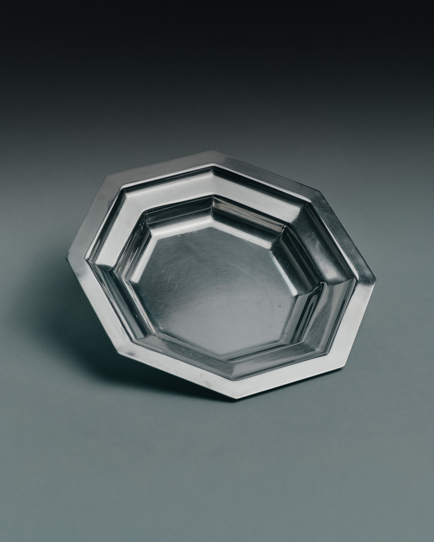 ASSIETTE À PÂTÉ EN MÉTAL ARGENTÉ, 1930s