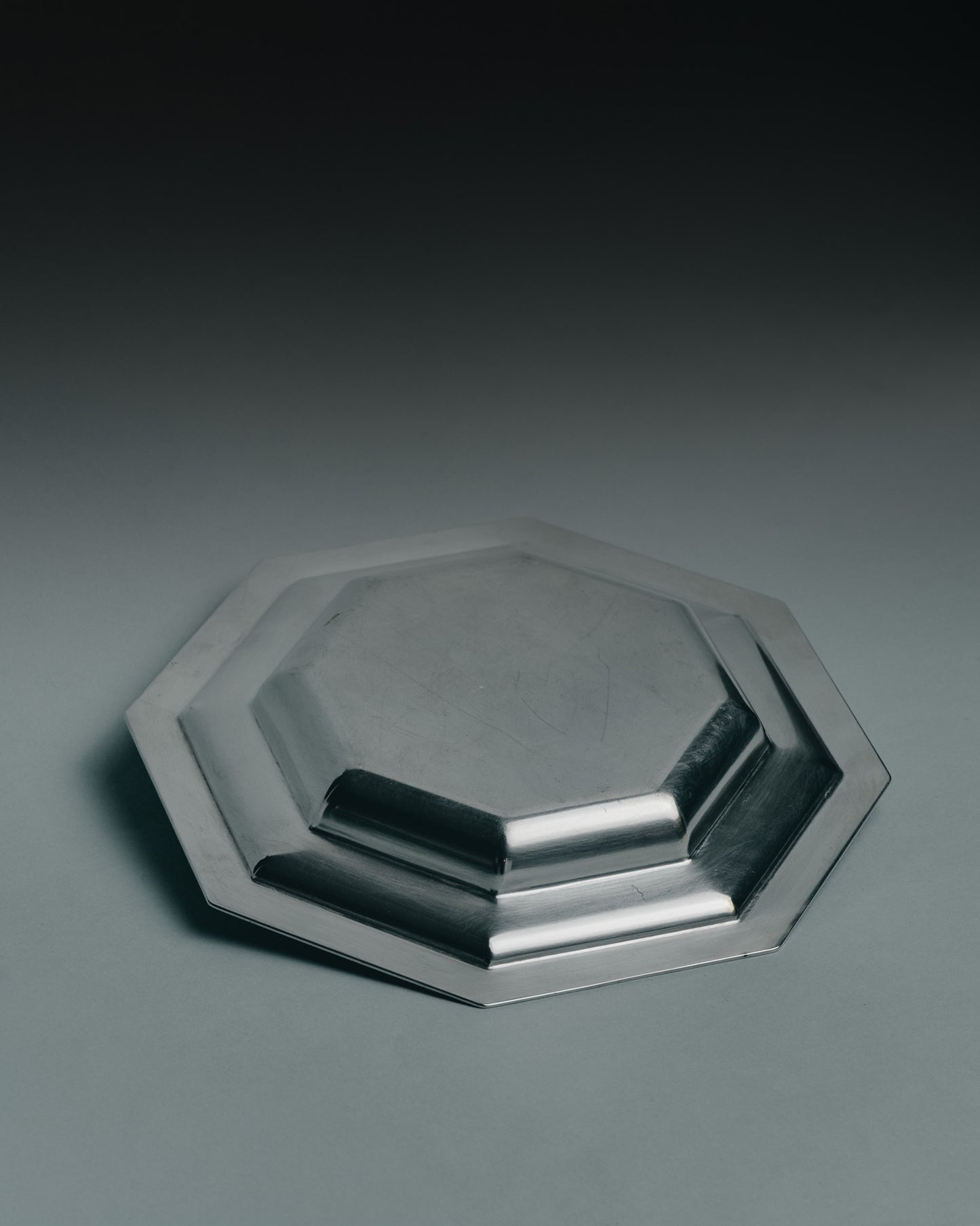 ASSIETTE À PÂTÉ EN MÉTAL ARGENTÉ, 1930s