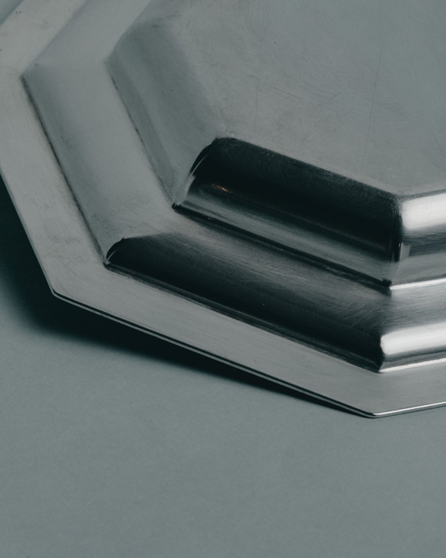 ASSIETTE À PÂTÉ EN MÉTAL ARGENTÉ, 1930s