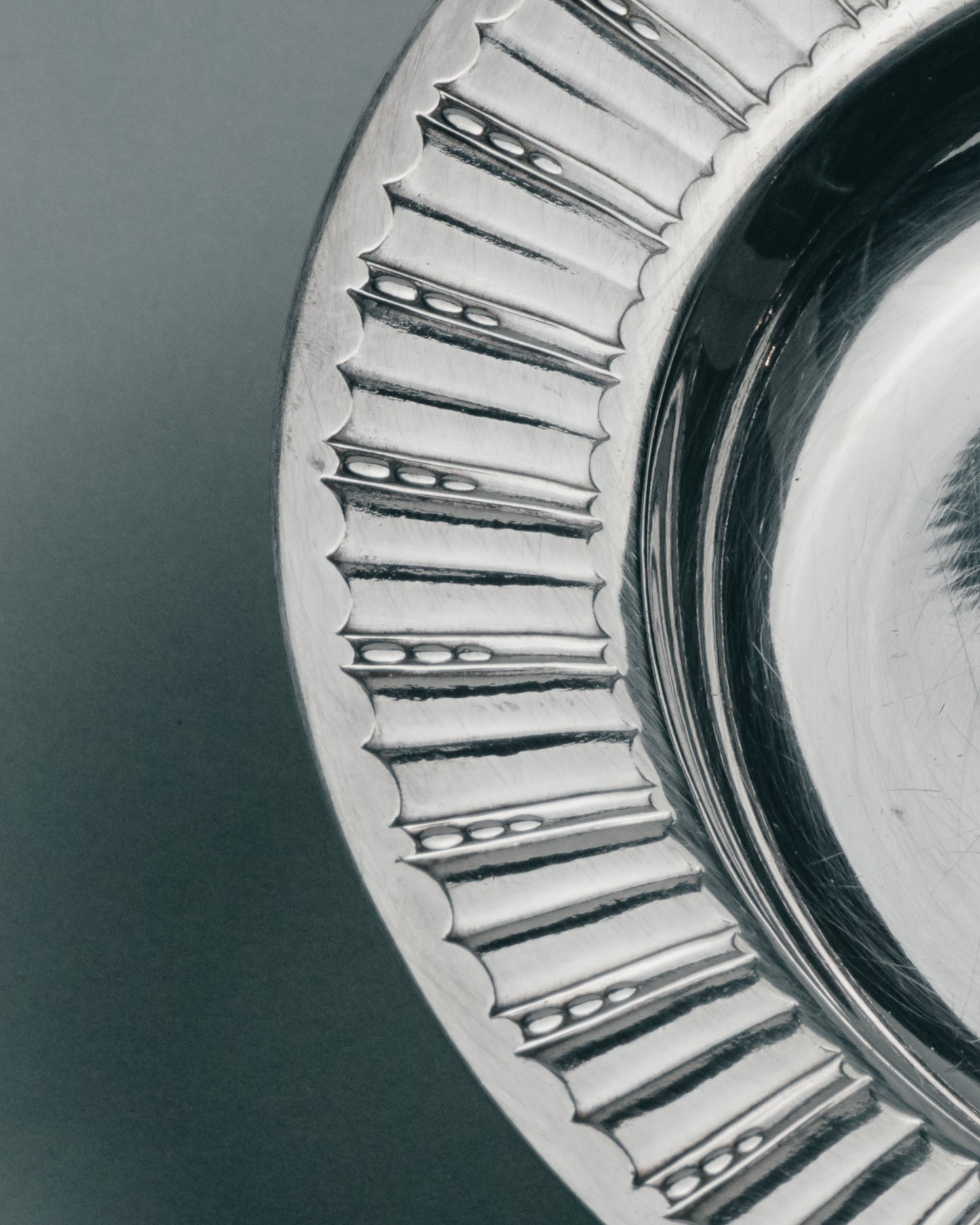 ASSIETTE À PÂTÉ EN MÉTAL ARGENTÉ POUR PETIT ET MOYEN CHIEN / CHAT, 1930s