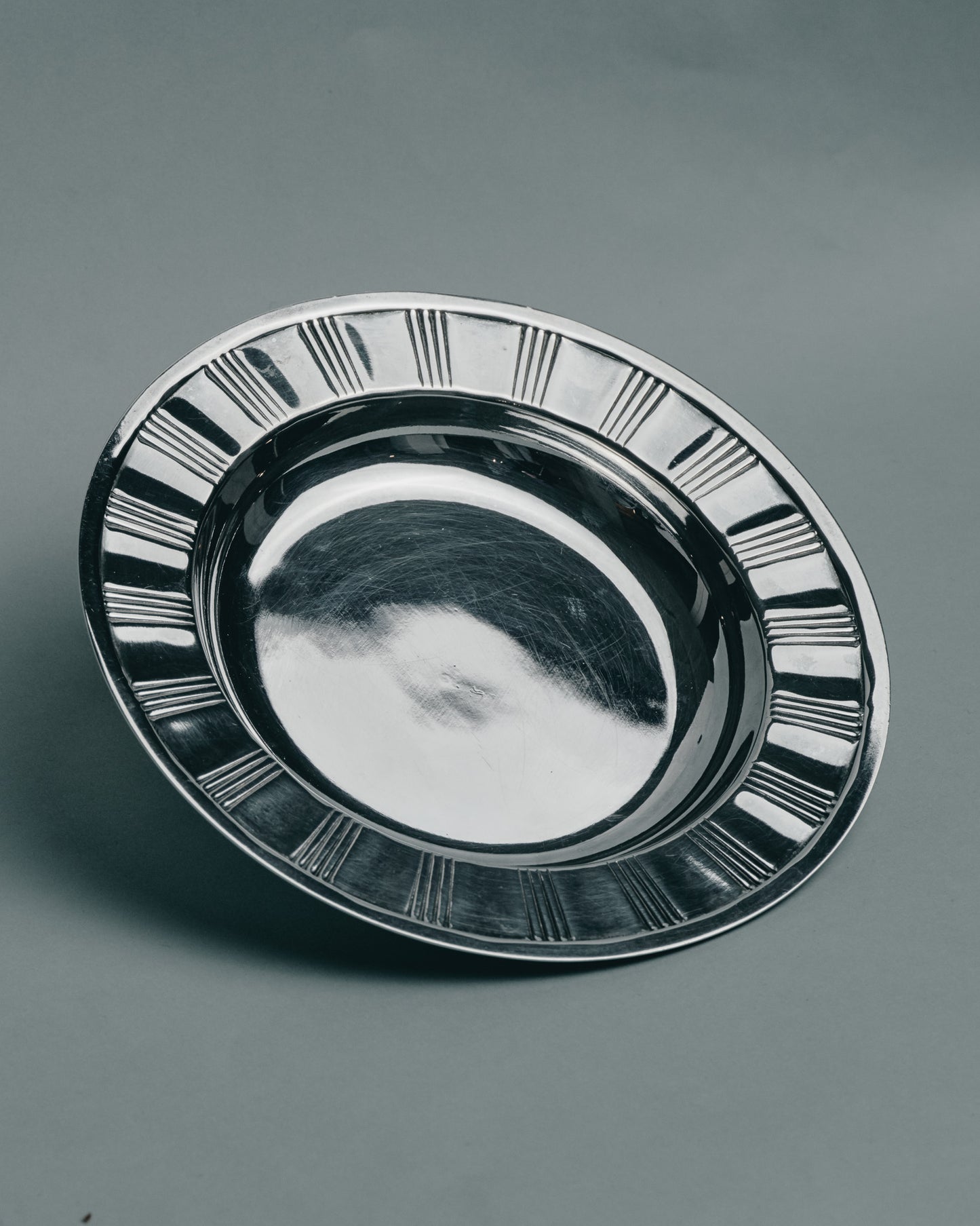 ASSIETTE À PÂTÉ EN MÉTAL ARGENTÉ POUR PETIT ET MOYEN CHIEN / CHAT, 1930s