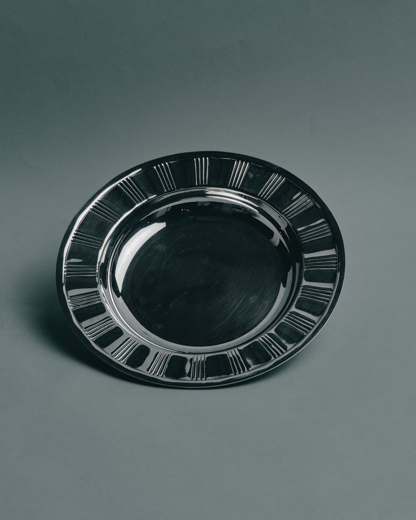 ASSIETTE À PÂTÉ EN MÉTAL ARGENTÉ POUR PETIT ET MOYEN CHIEN / CHAT, 1930s