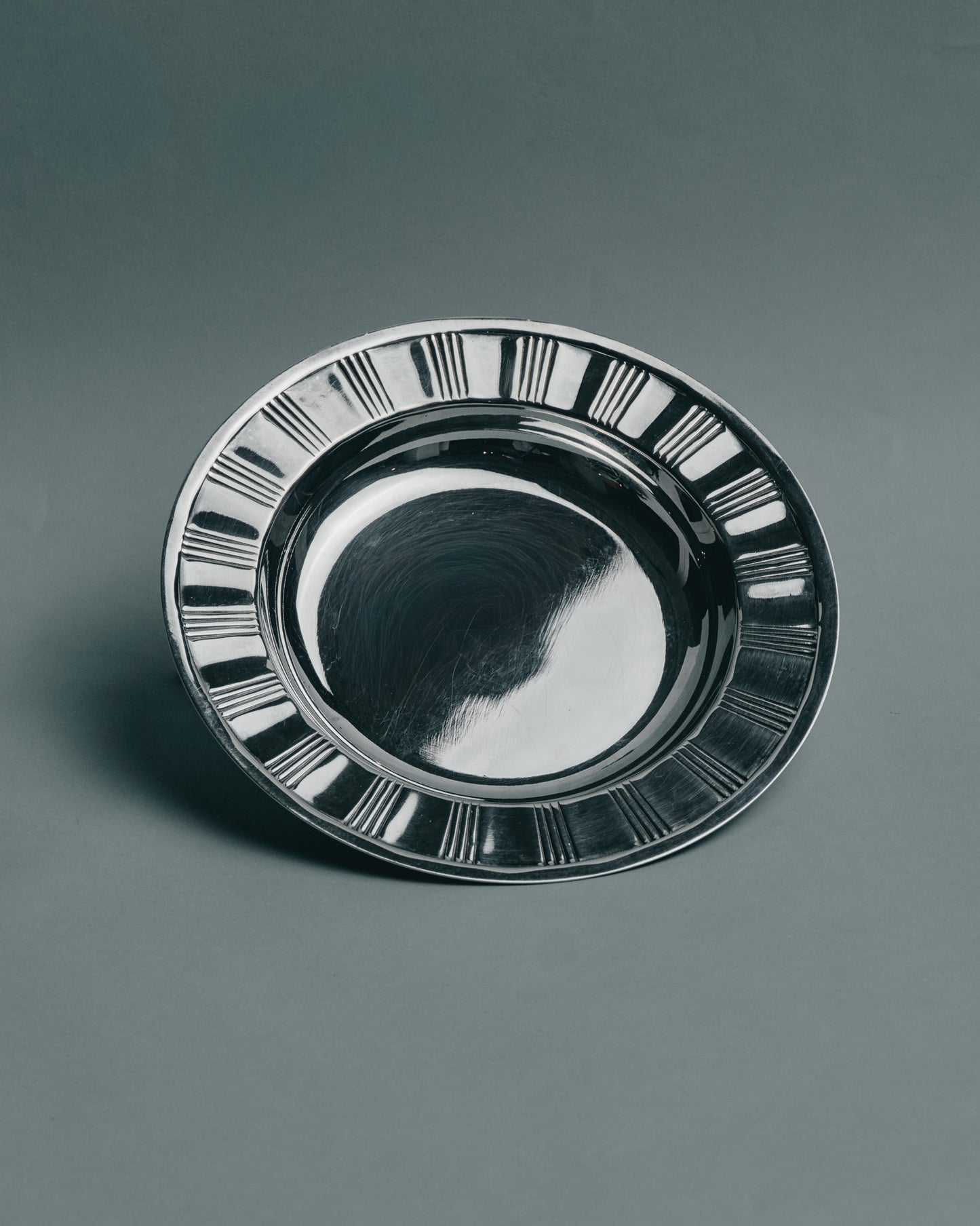 ASSIETTE À PÂTÉ EN MÉTAL ARGENTÉ POUR PETIT ET MOYEN CHIEN / CHAT, 1930s