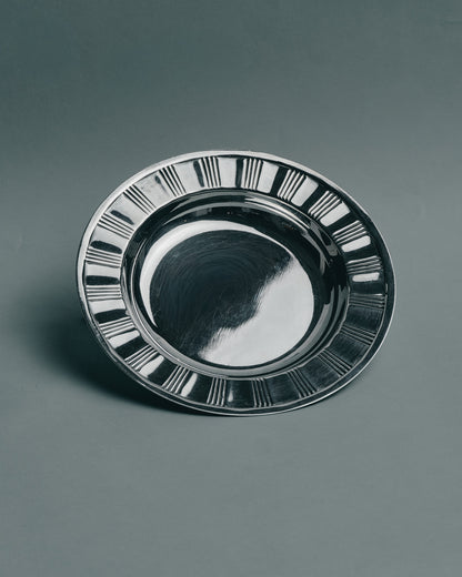 ASSIETTE À PÂTÉ EN MÉTAL ARGENTÉ POUR PETIT ET MOYEN CHIEN / CHAT, 1930s